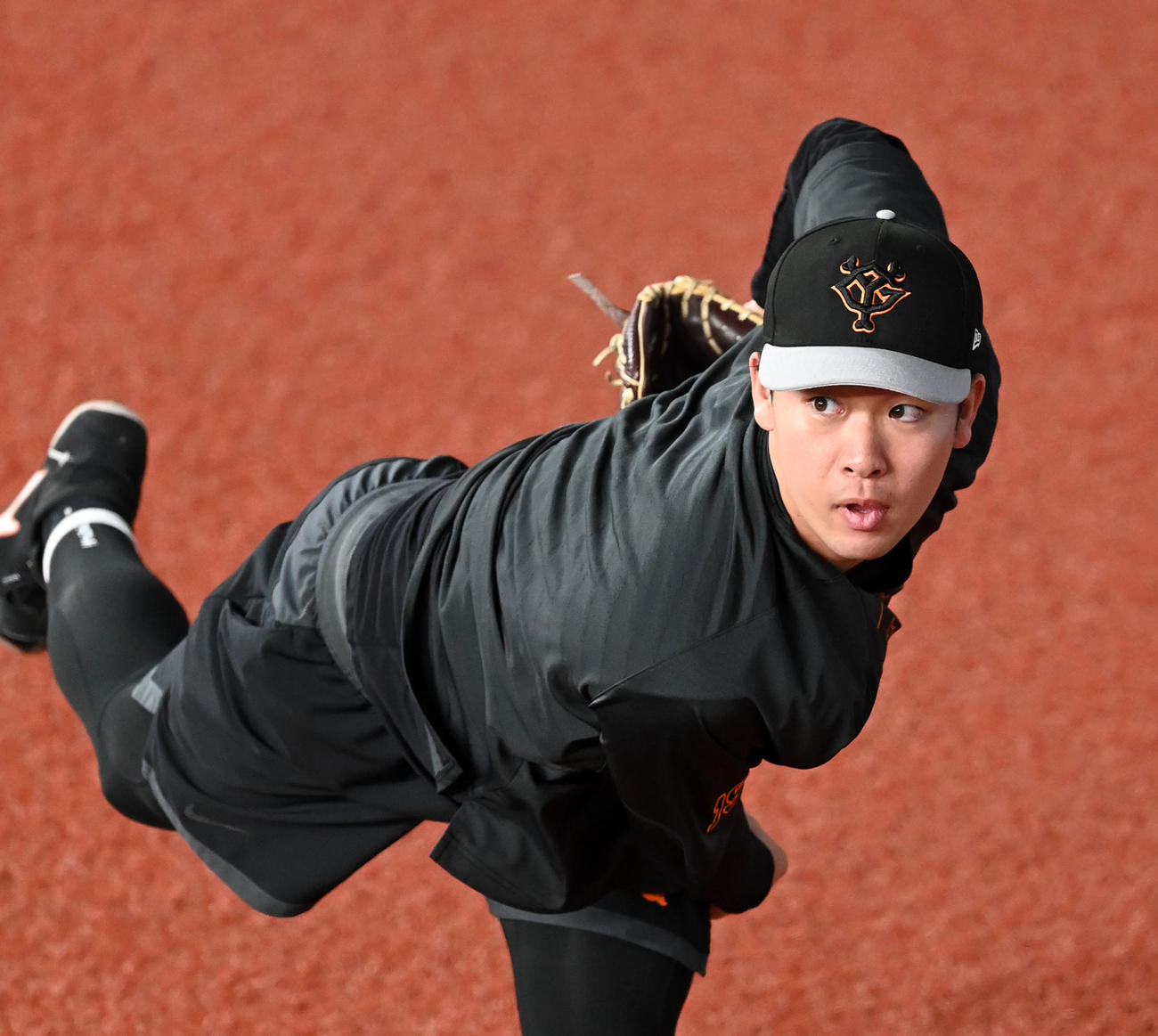 キャッチボールを行う巨人山崎伊織（撮影・前岡正明）