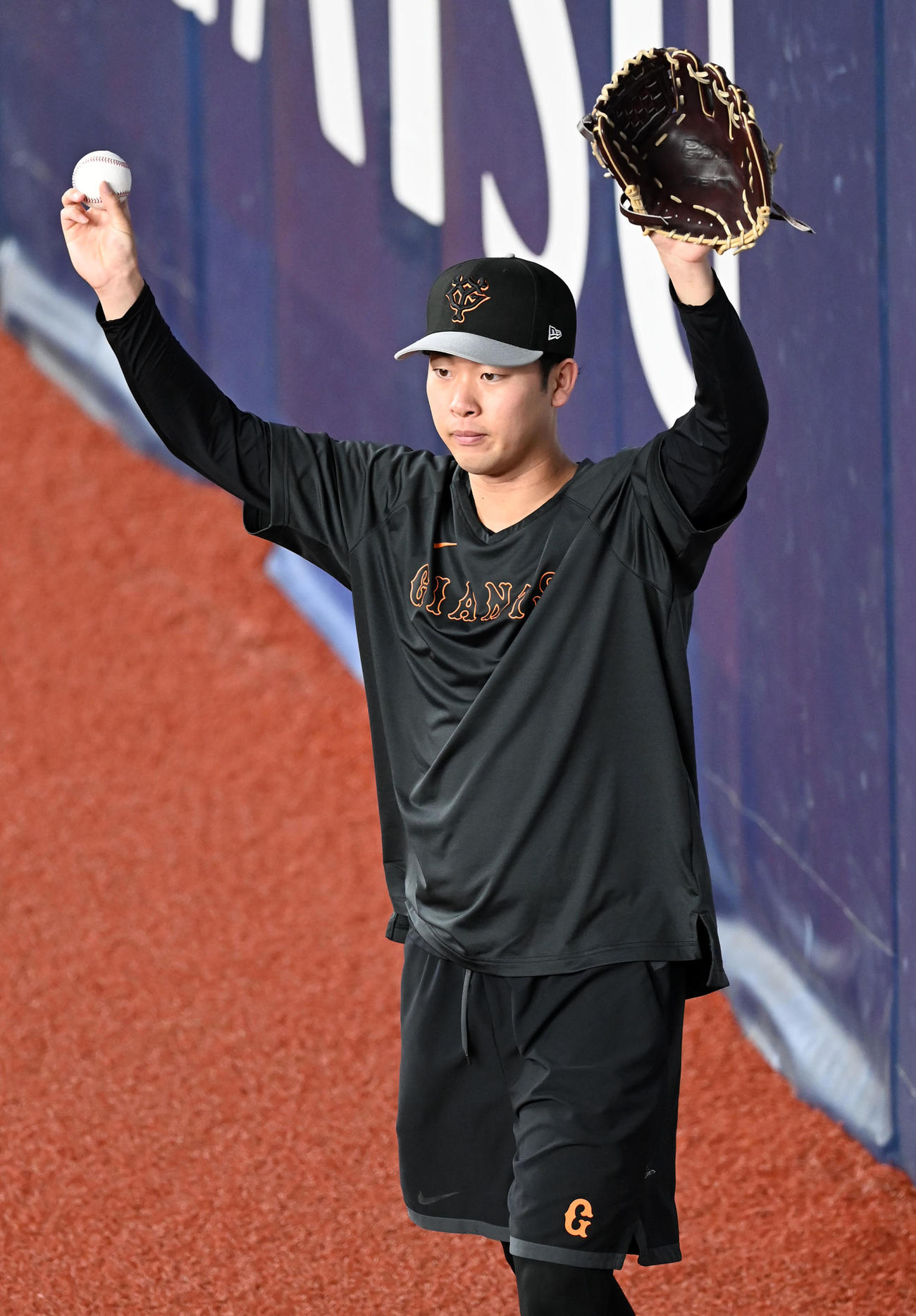 キャッチボールを行う巨人山崎伊伊織（撮影・前岡正明）