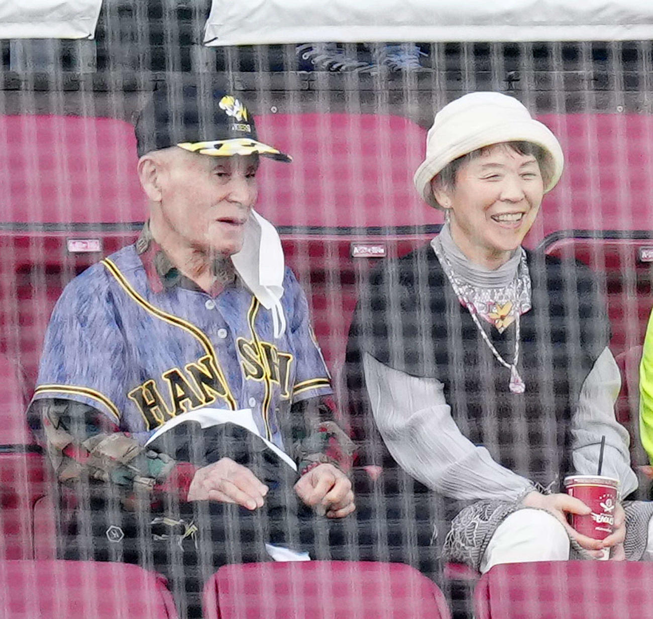 楽天対阪神　客席で試合開始を待つ阪神佐藤輝の祖父勲さん（左）と祖母美智恵さん（撮影・江口和貴）