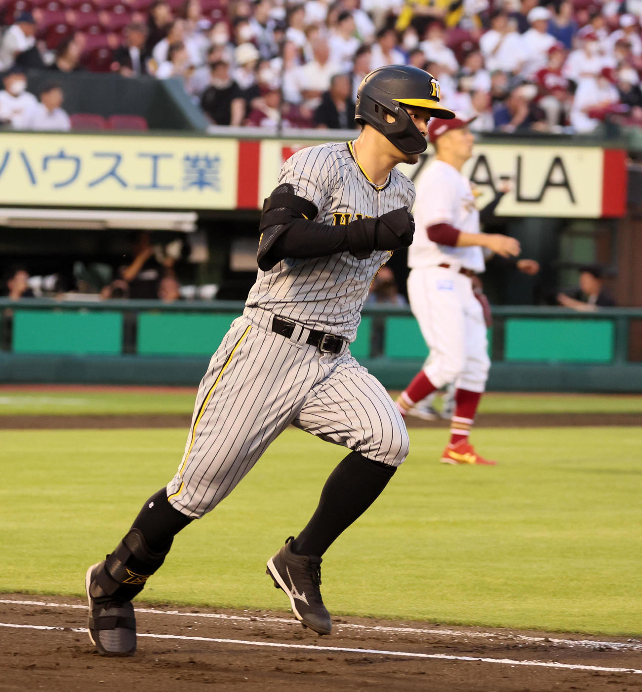 楽天対阪神　3回表阪神1死満塁、佐藤輝は右越え適時三塁打を放つ。投手は田中将（撮影・加藤哉）