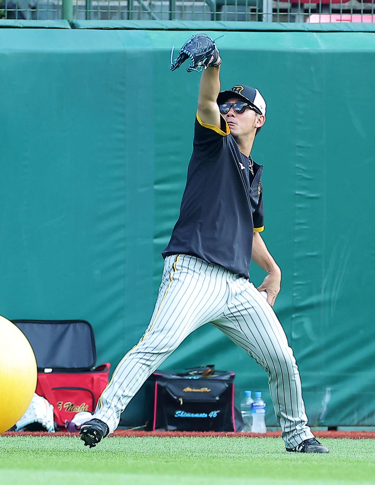 楽天対阪神　試合前、キャッチボールする阪神伊藤将（撮影・河田真司）