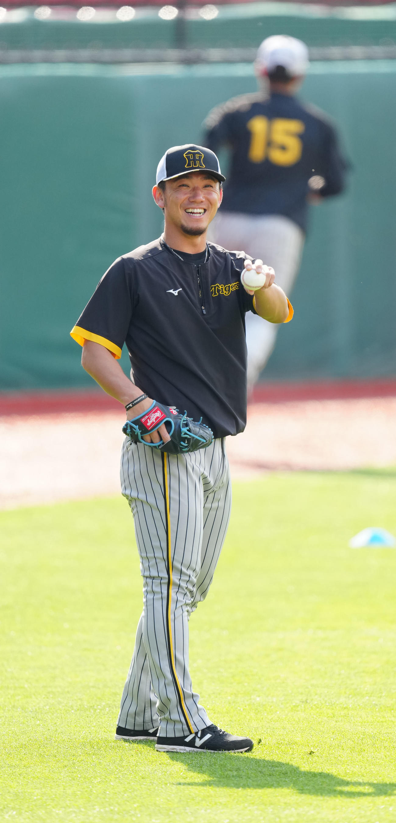 楽天対阪神　試合前練習中、笑顔を見せる阪神伊藤将（撮影・江口和貴）