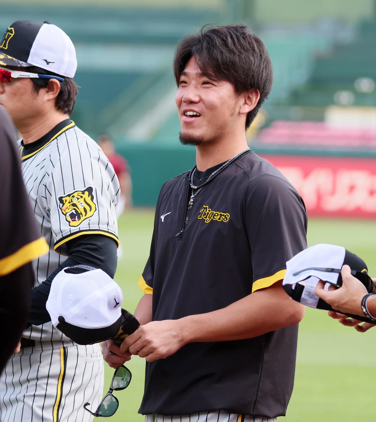 楽天対阪神　練習で笑顔を見せる伊藤将（撮影・加藤哉）