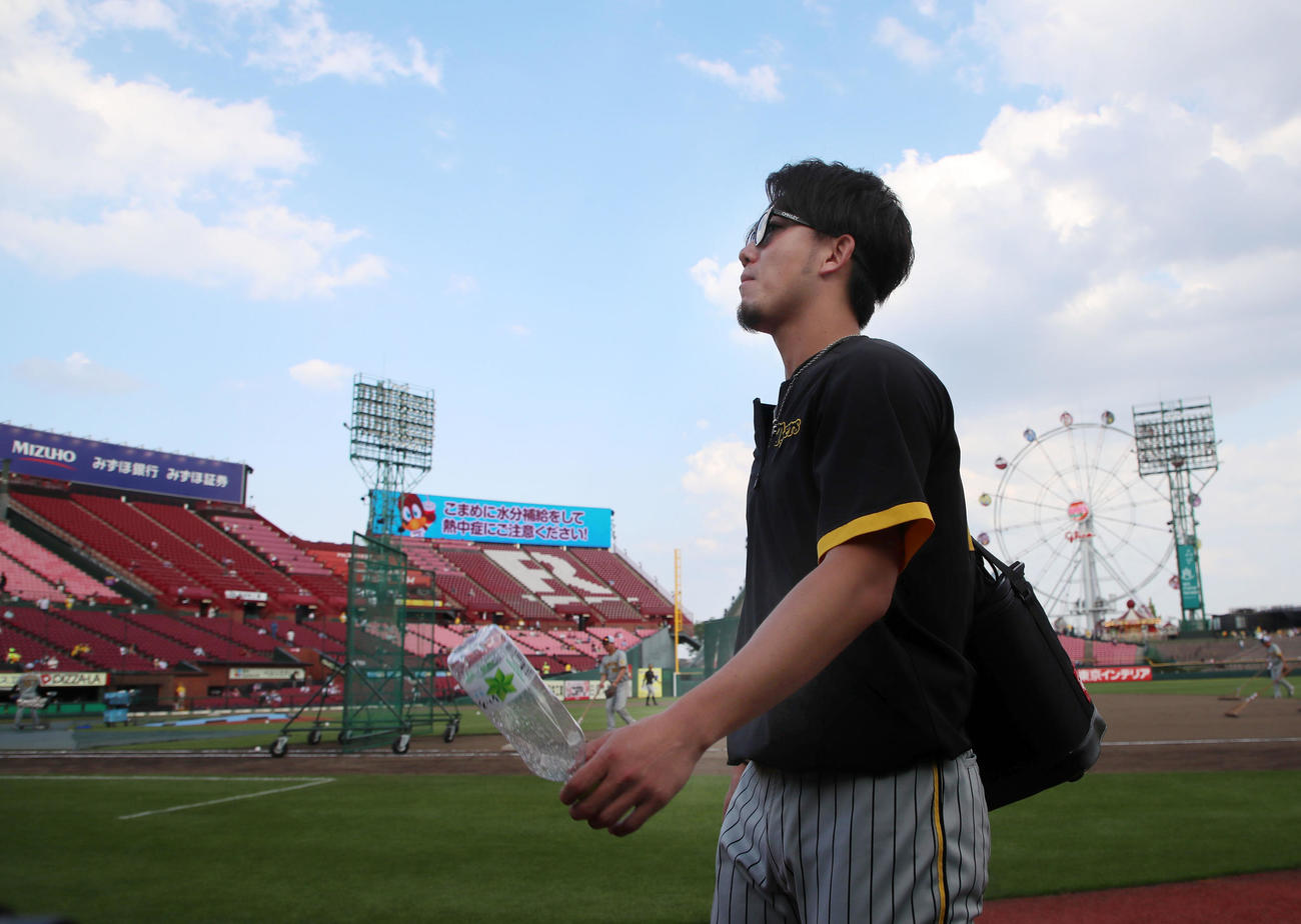 楽天対阪神　練習を終えベンチへ引き揚げる伊藤将（撮影・加藤哉）
