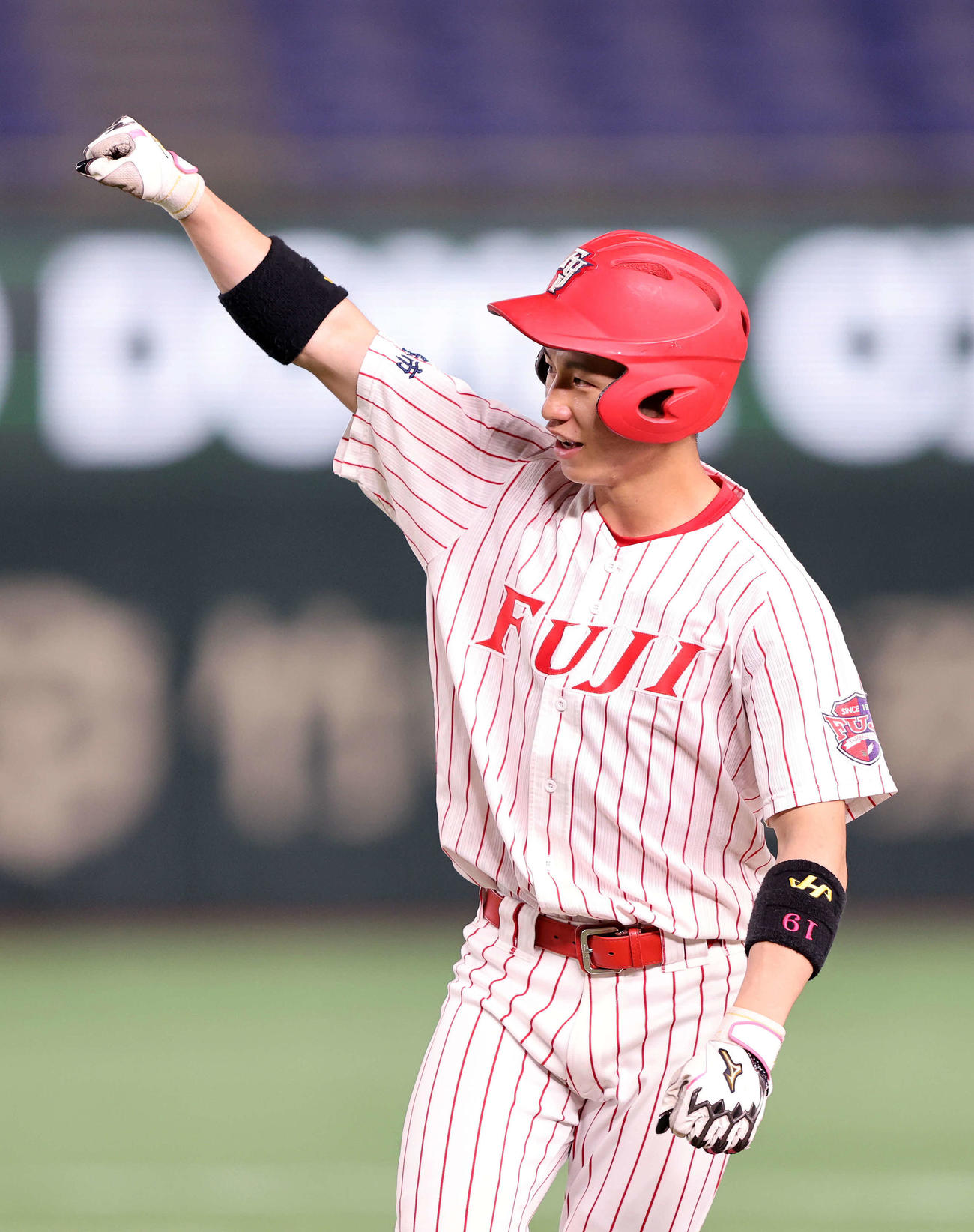 富士大対中部大　8回表富士大2死一、三塁、坂本は左前適時打を放ちガッツポーズ（撮影・鈴木正人）