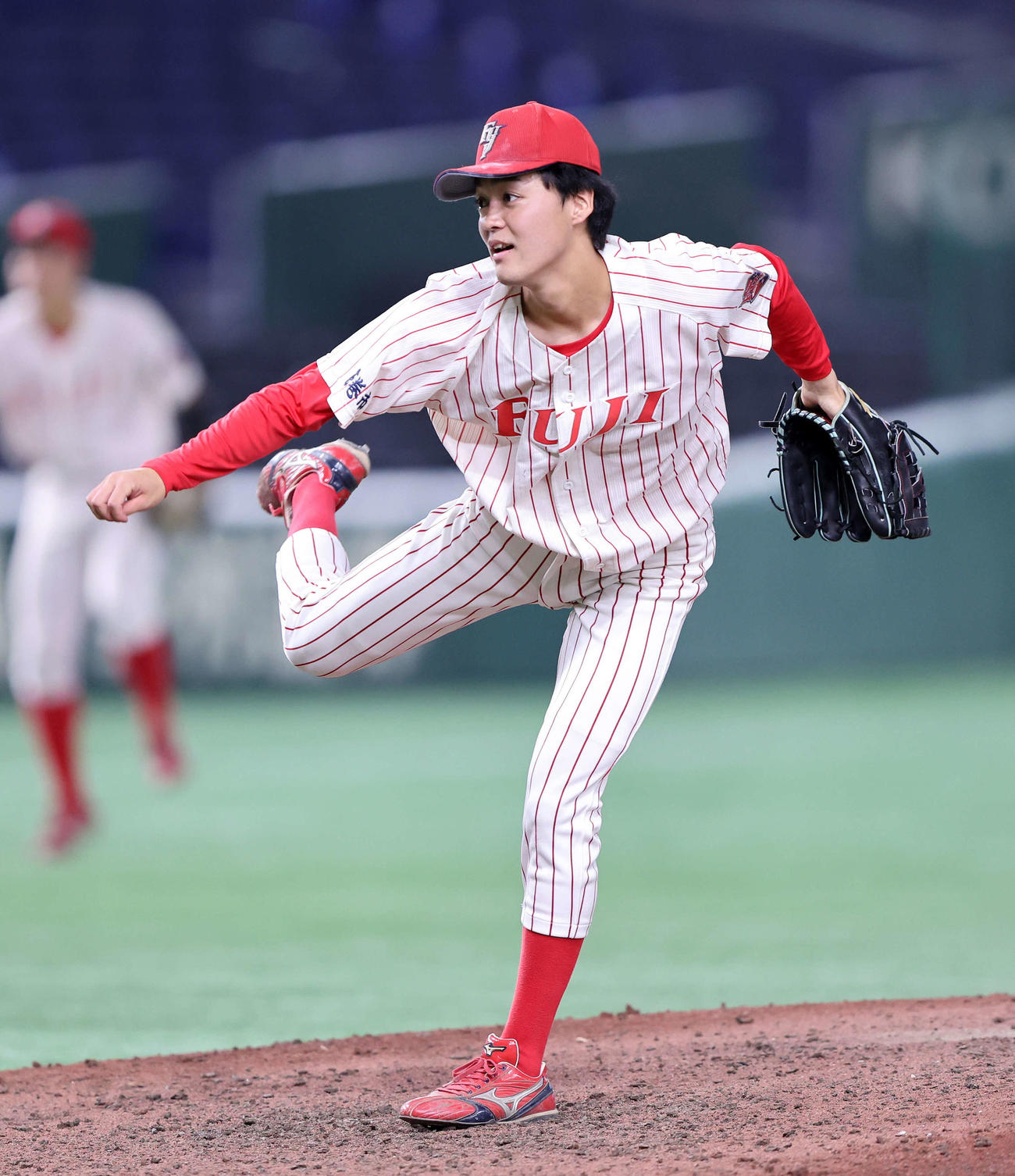 富士大対中部大　力投する富士大3番手の中岡（撮影・鈴木正人）