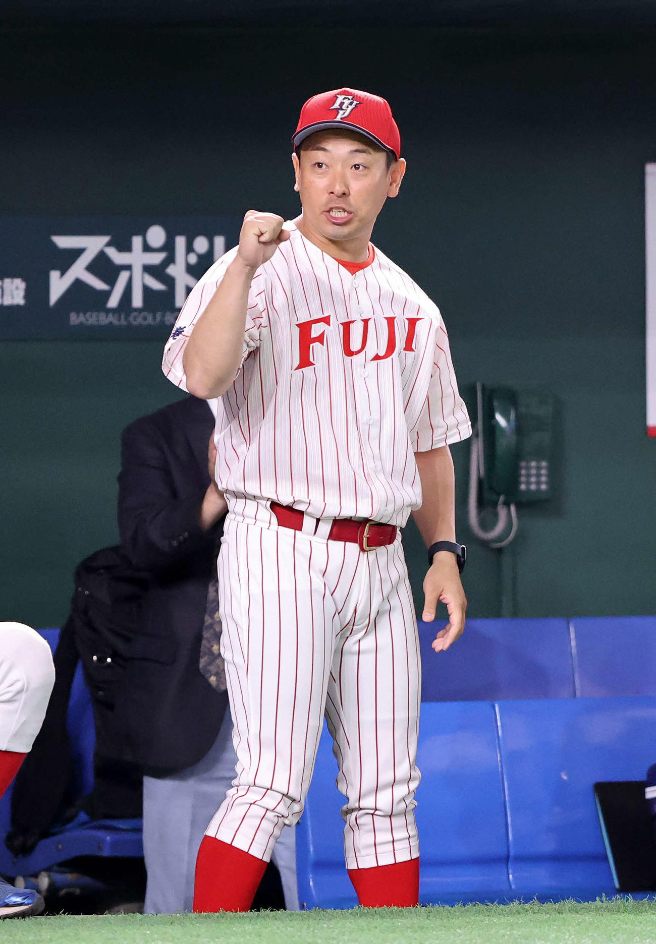 富士大対中部大　6回表富士大1死三塁、山沢の中犠飛で追加点をあげガッツポーズする安田監督（撮影・鈴木正人）
