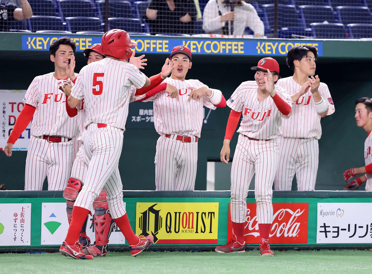 富士大対中部大　6回表富士大無死一塁、渡辺悠の右越え適時二塁打で山内（左手前）が生還し喜び迎える選手たち（撮影・鈴木正人）