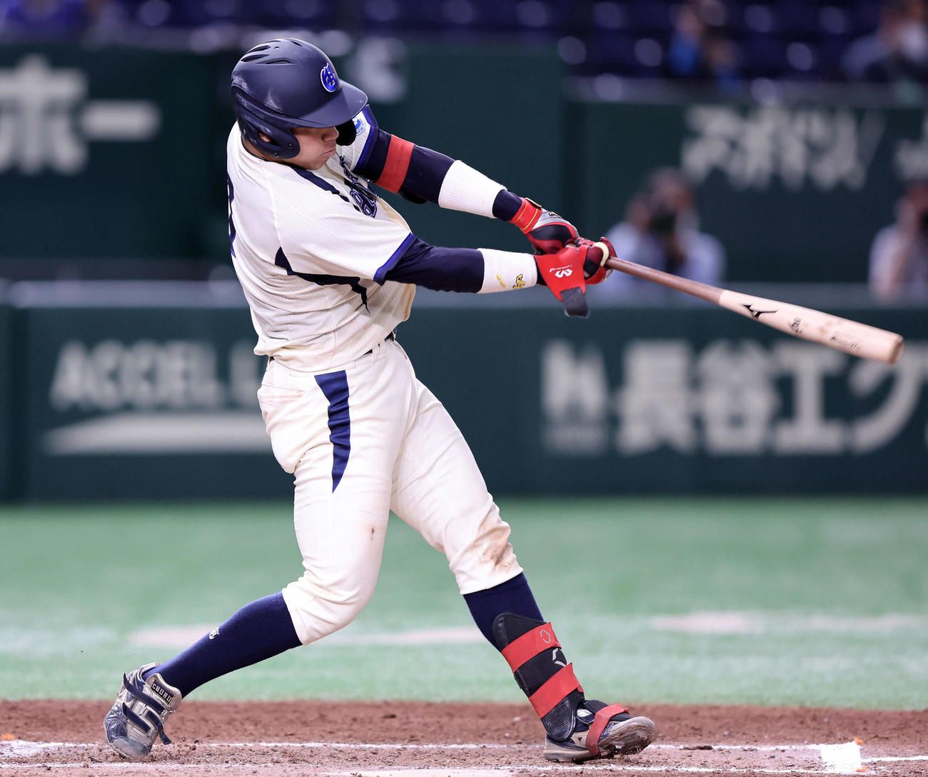 富士大対中部大　6回裏中部大2死、清水は左越えソロ本塁打を放つ（撮影・鈴木正人）