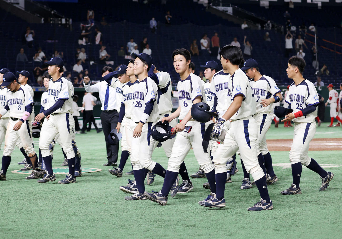 富士大対中部大　敗戦し引き揚げる中部大の選手たち（撮影・鈴木正人）