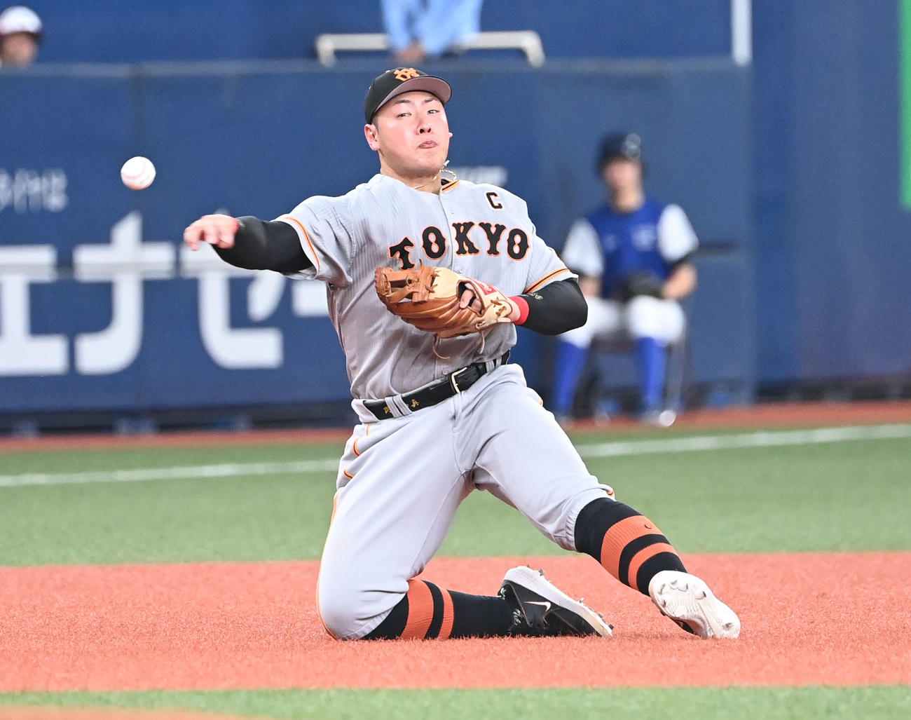 オリックス対巨人　4回裏オリックス2死一、二塁、野口の打球を好捕し一塁アウトとする三塁手岡本和（撮影・和賀正仁）