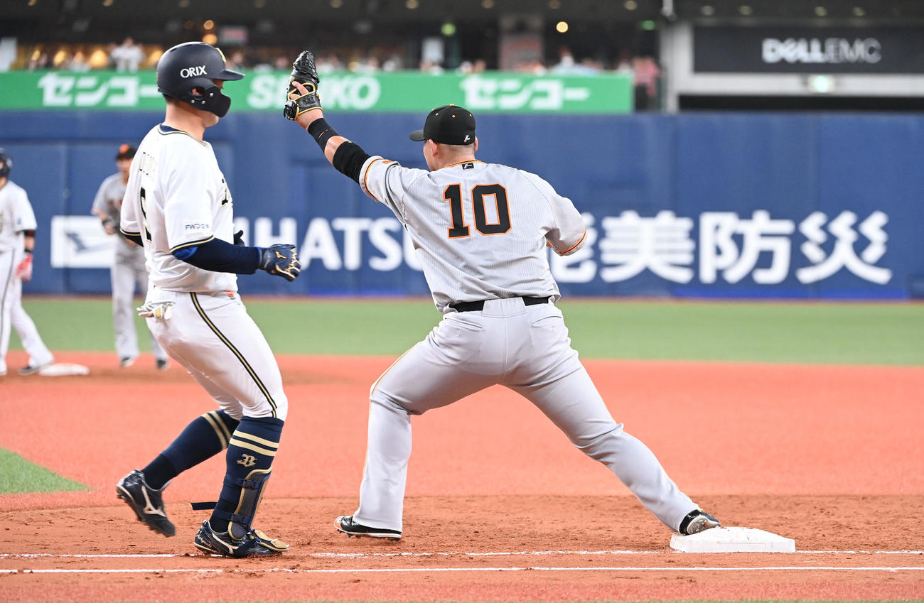 オリックス対巨人　4回裏オリックス2死一、二塁、野口の打球を好捕し一塁アウトとする三塁手岡本和（撮影・和賀正仁）