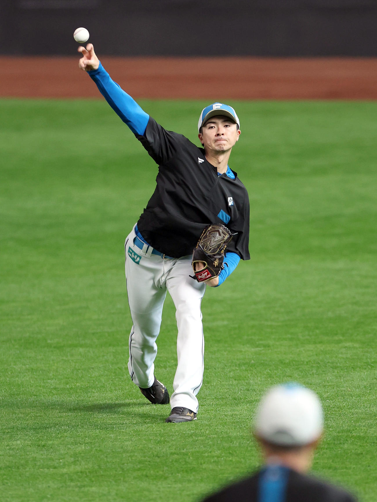 日本ハム対広島　キャッチボールをする日本ハム上沢（撮影・佐藤翔太）