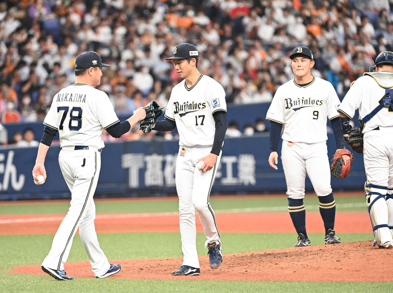 オリックス対巨人　5回表巨人2死一、二塁、岡本和を迎え中嶋監督が直接マウンドに向かい曽谷は降板となる（撮影・和賀正仁）