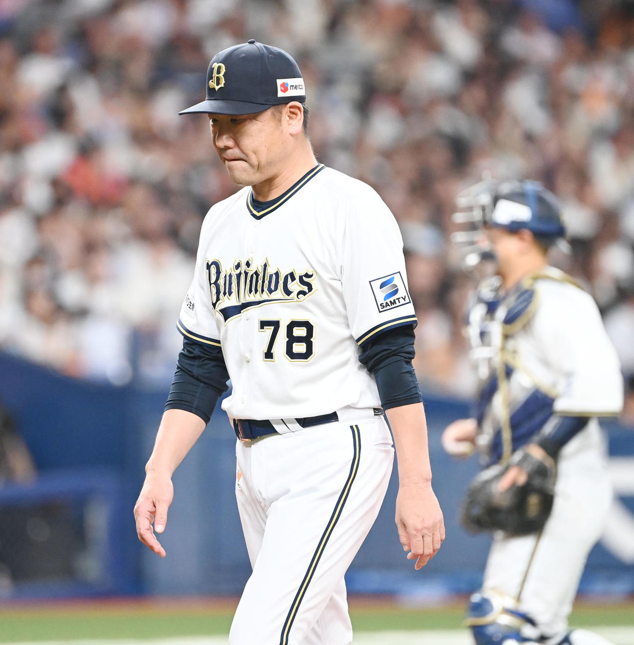 オリックス対巨人　5回表巨人2死一、二塁、岡本和を迎え中嶋監督が直接マウンドに向かい曽谷は降板となる（撮影・和賀正仁）