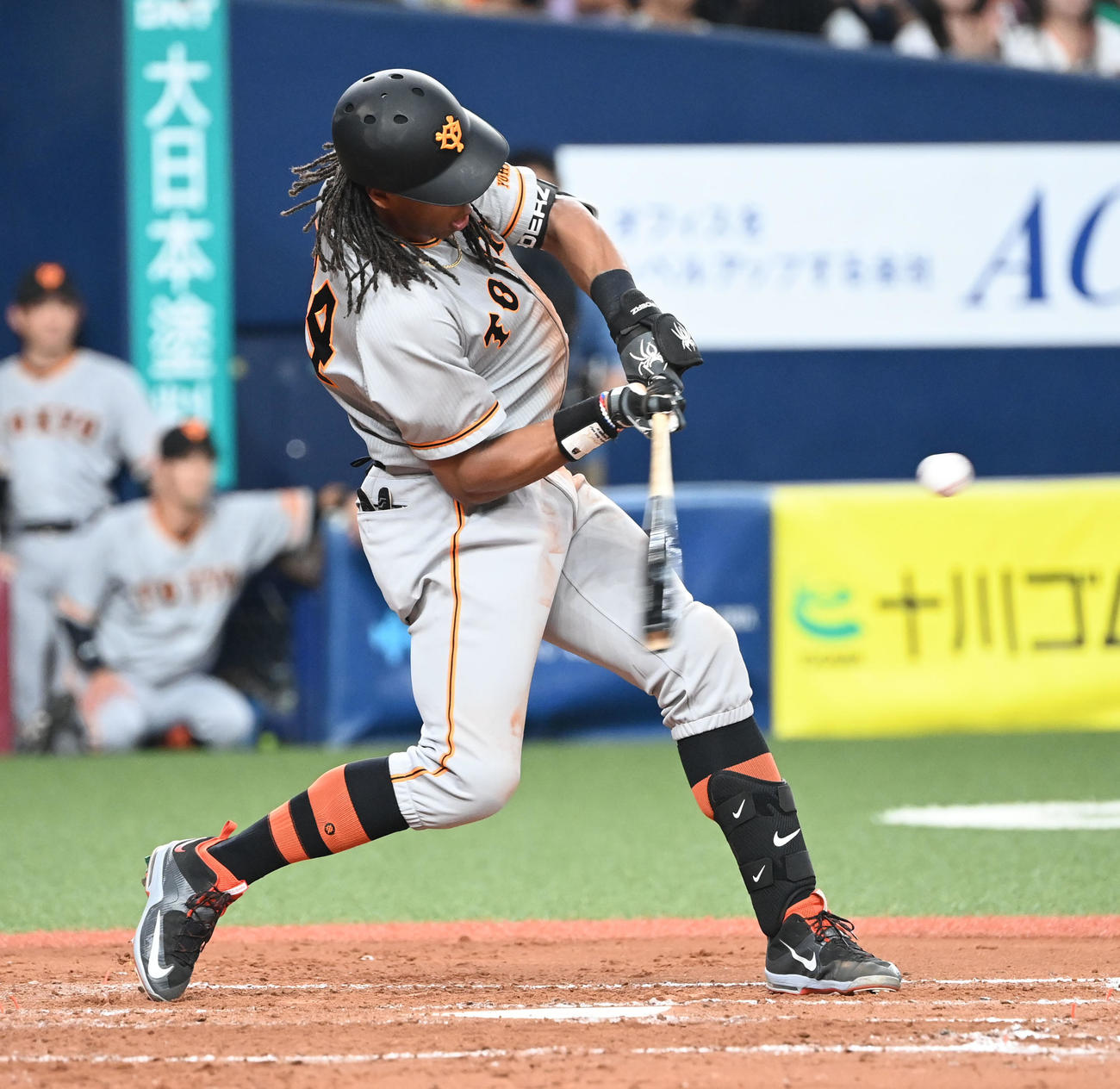 オリックス対巨人　4回表巨人無死一、三塁、左前適時打を放つウォーカー（撮影・和賀正仁）