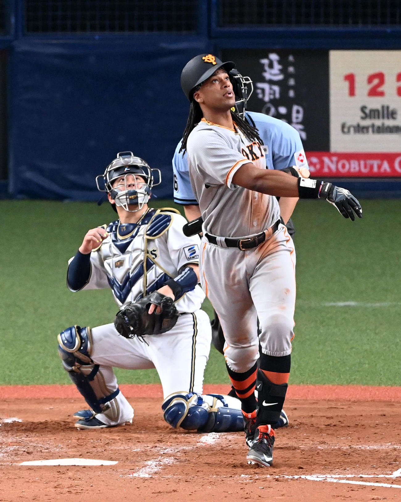オリックス対巨人　4回表巨人無死一、三塁、ウォーカーは左適時打を放つ（撮影・前岡正明）