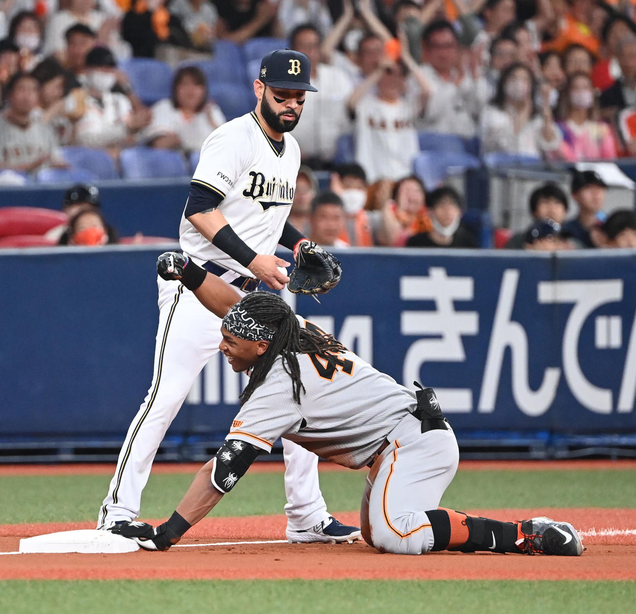 オリックス対巨人　2回表巨人無死、中越え三塁打を放ち滑り込むウォーカー（撮影・和賀正仁）