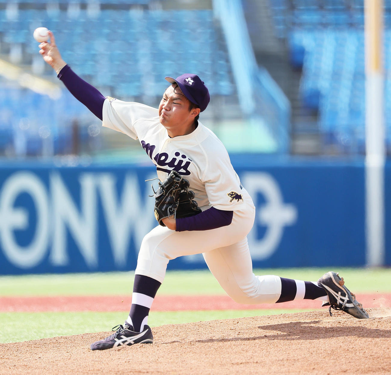 日体大対明大　明大先発の村田（撮影・足立雅史）