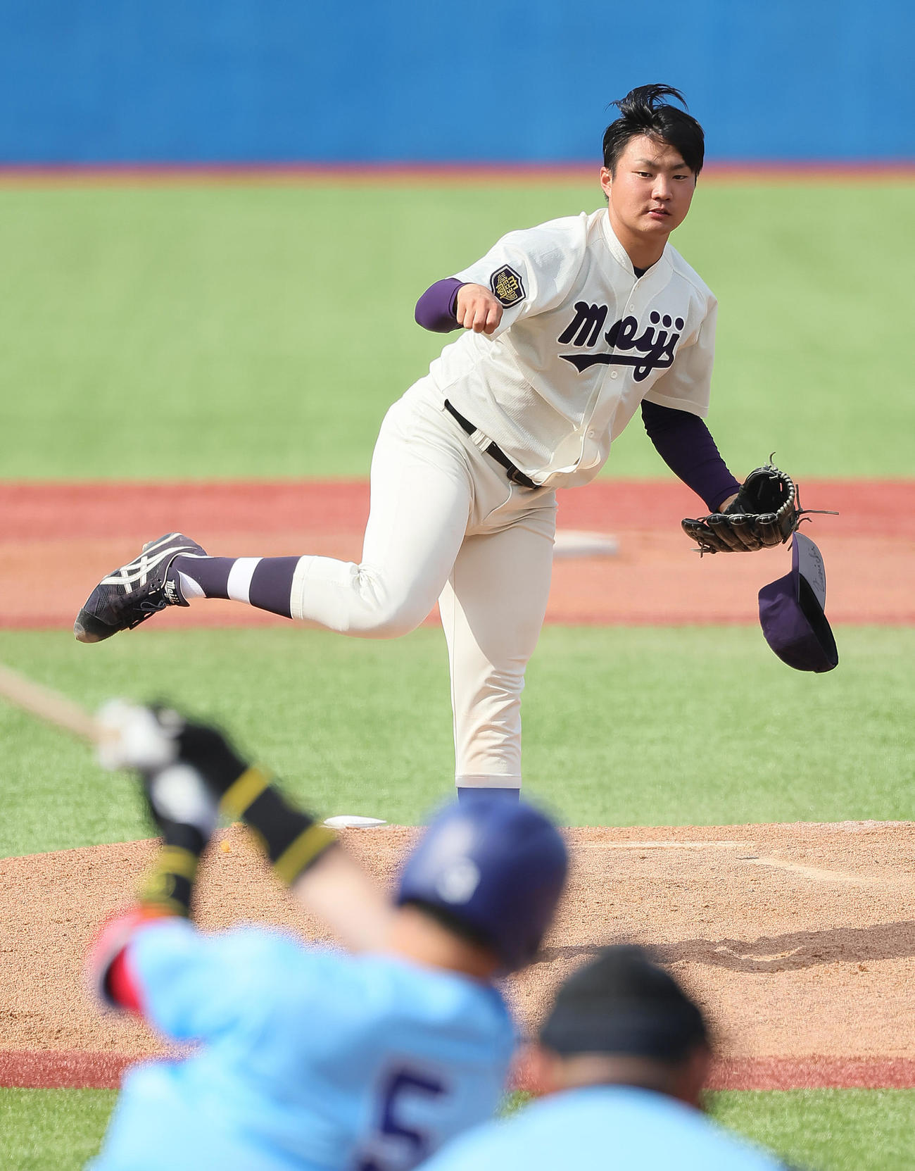 日体大対明大　帽子を飛ばしながら力投する明大先発の村田（撮影・足立雅史）
