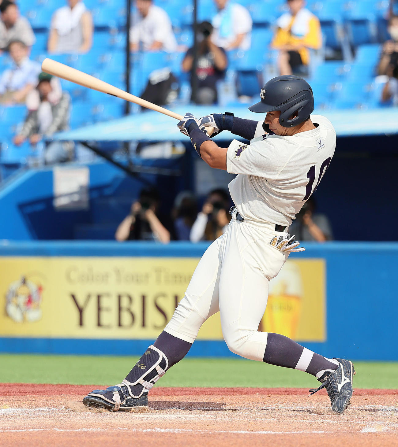 日体大対明大　2回裏明大1死一、三塁、上田は右越え3点本塁打を放つ（撮影・足立雅史）