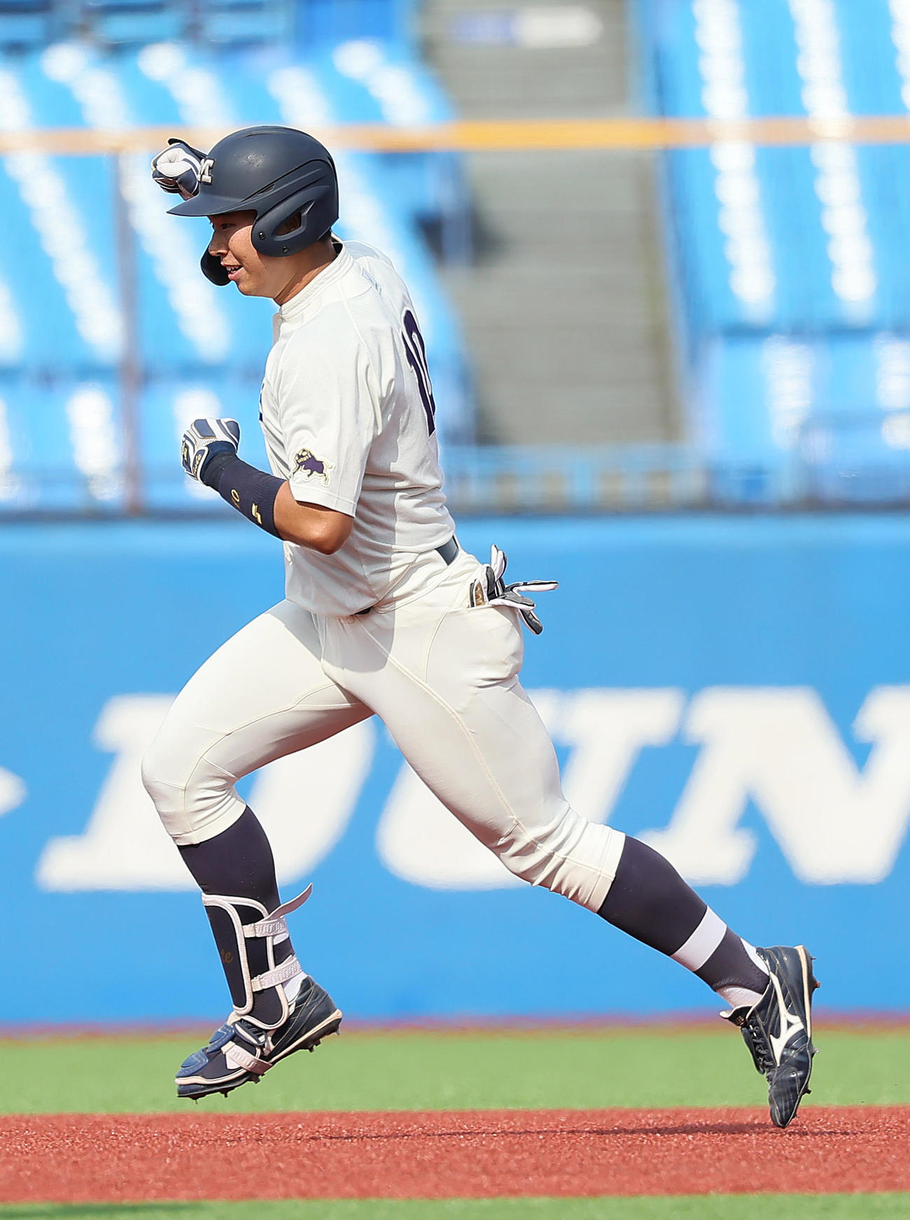 日体大対明大　2回裏明大1死一、三塁、上田は右越え3点本塁打を放ちガッツポーズする（撮影・足立雅史）