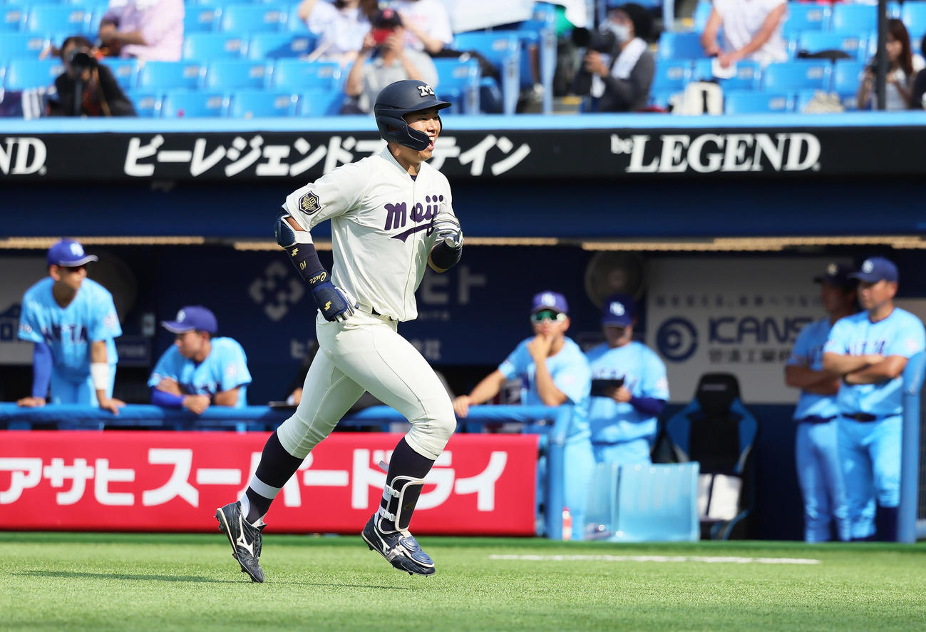 日体大対明大　2回裏明大1死一、三塁、上田は右越え3点本塁打を放ち笑顔を見せる（撮影・足立雅史）