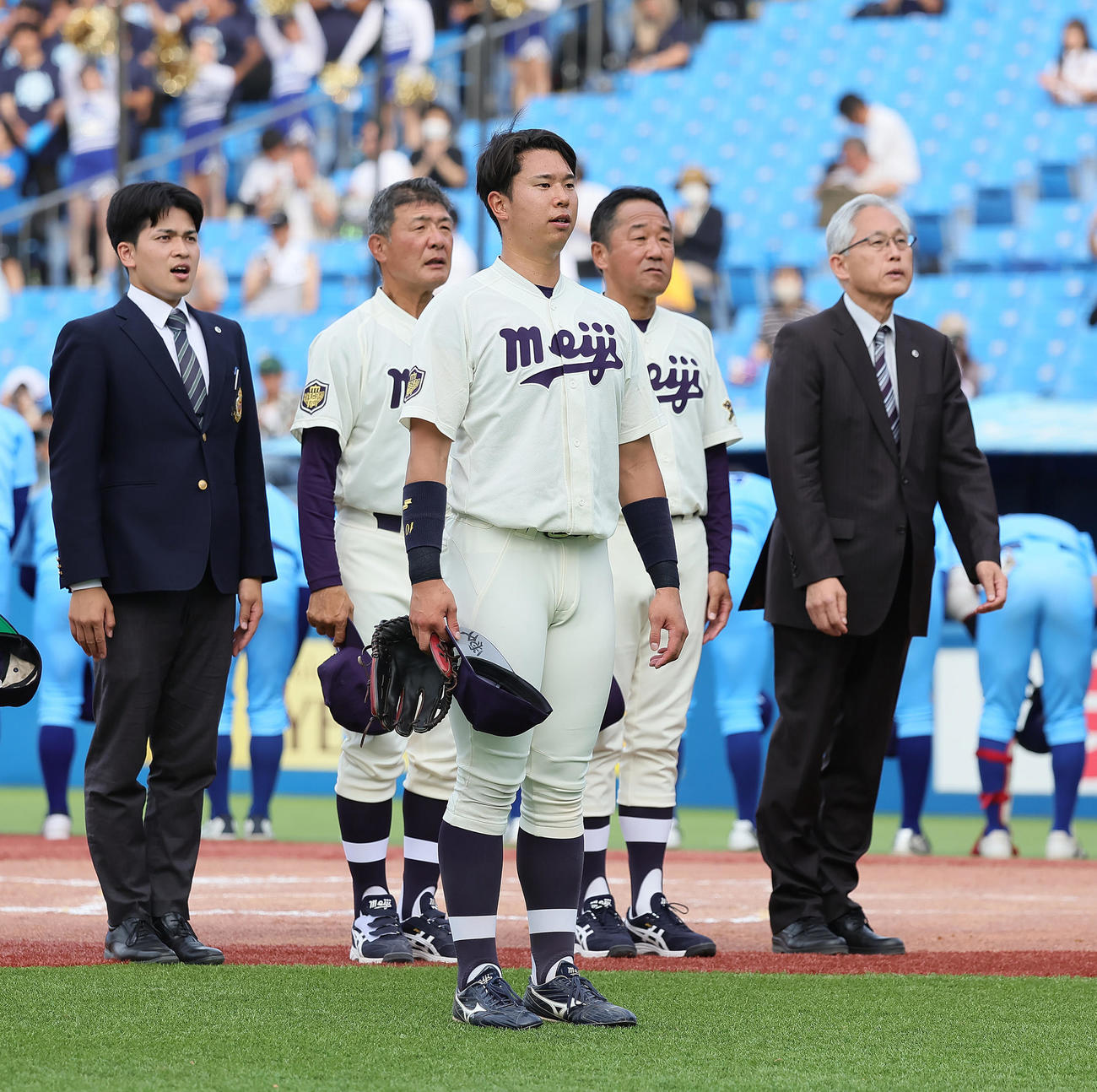 日体大対明大　7回コールド勝利し、スタンドにあいさつする明大・上田（中央）ら（撮影・足立雅史）