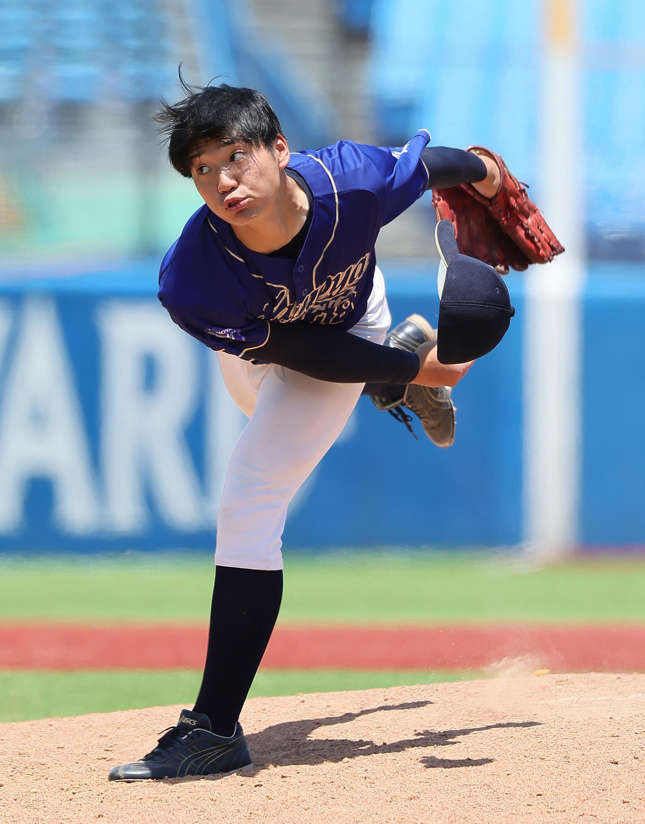 近大対鹿屋体大　帽子を飛ばしながら力投する鹿屋体大・森田（撮影・足立雅史）