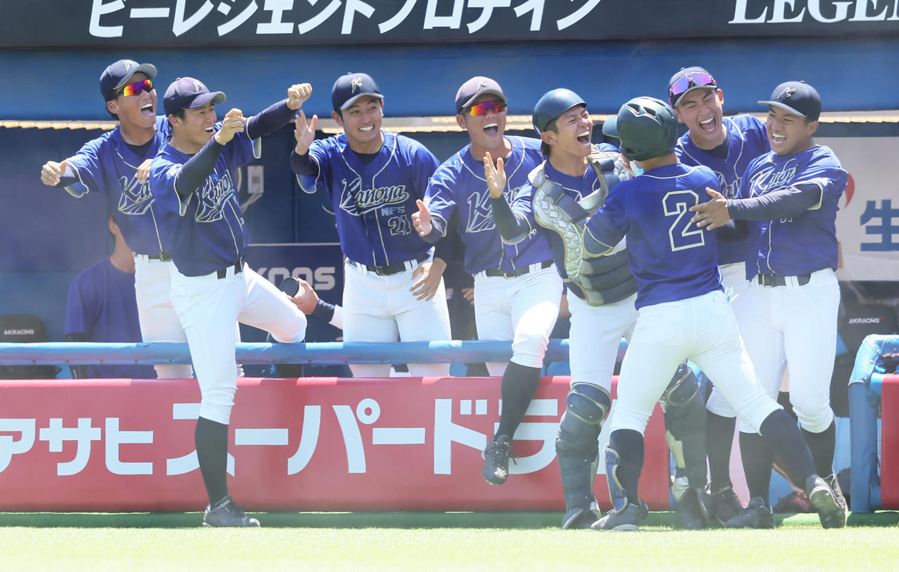 近大対鹿屋体大　8回裏鹿屋体大無死、右中間への長打を放ちランニング本塁打とした川瀬（右から3人目・背番号2）は祝福を受ける（撮影・足立雅史）