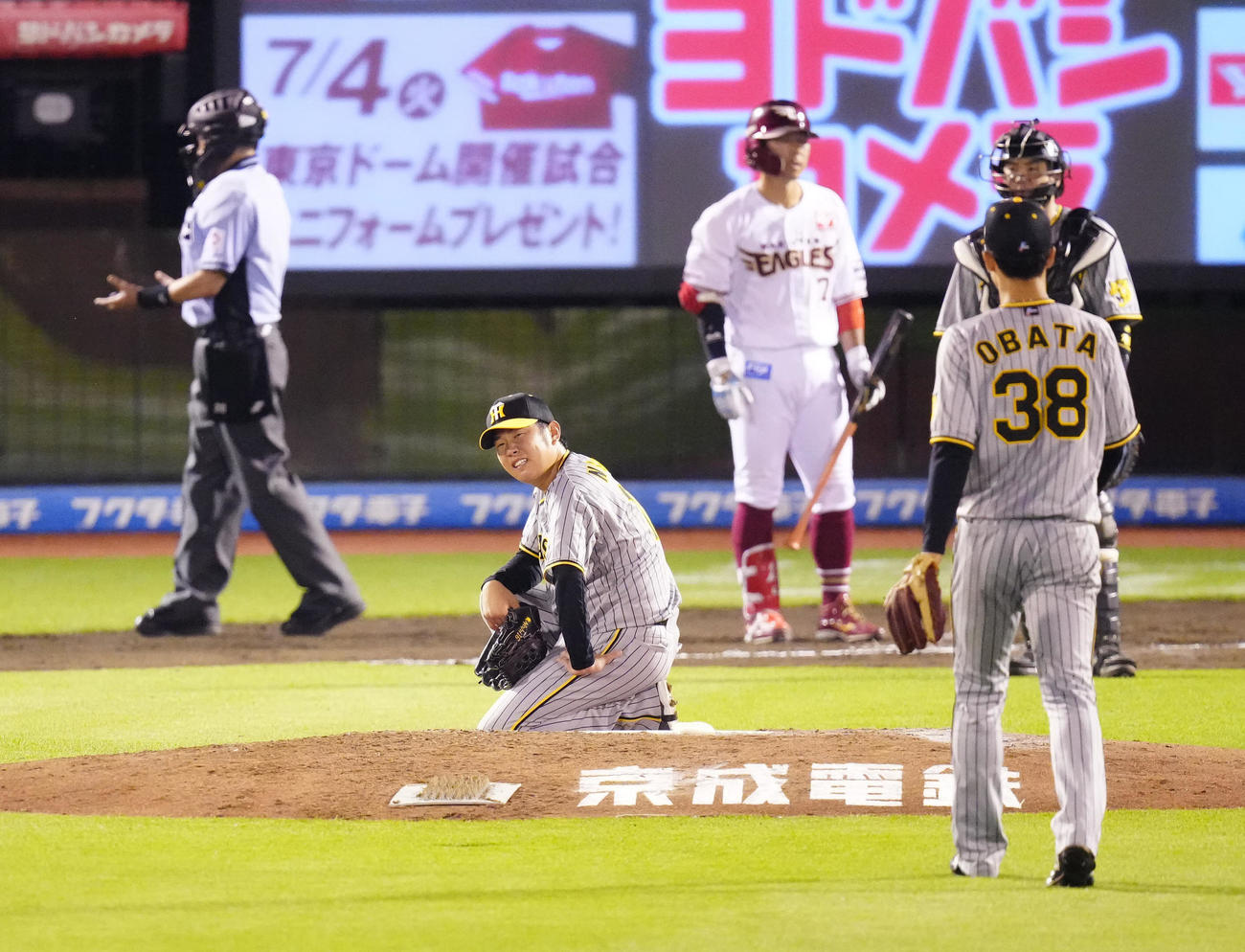 楽天対阪神　6回裏楽天2死一塁、打者鈴木大（後方中央）への投球後、マウンドに座り込み、厳しい表情を見せる西勇（撮影・江口和貴）
