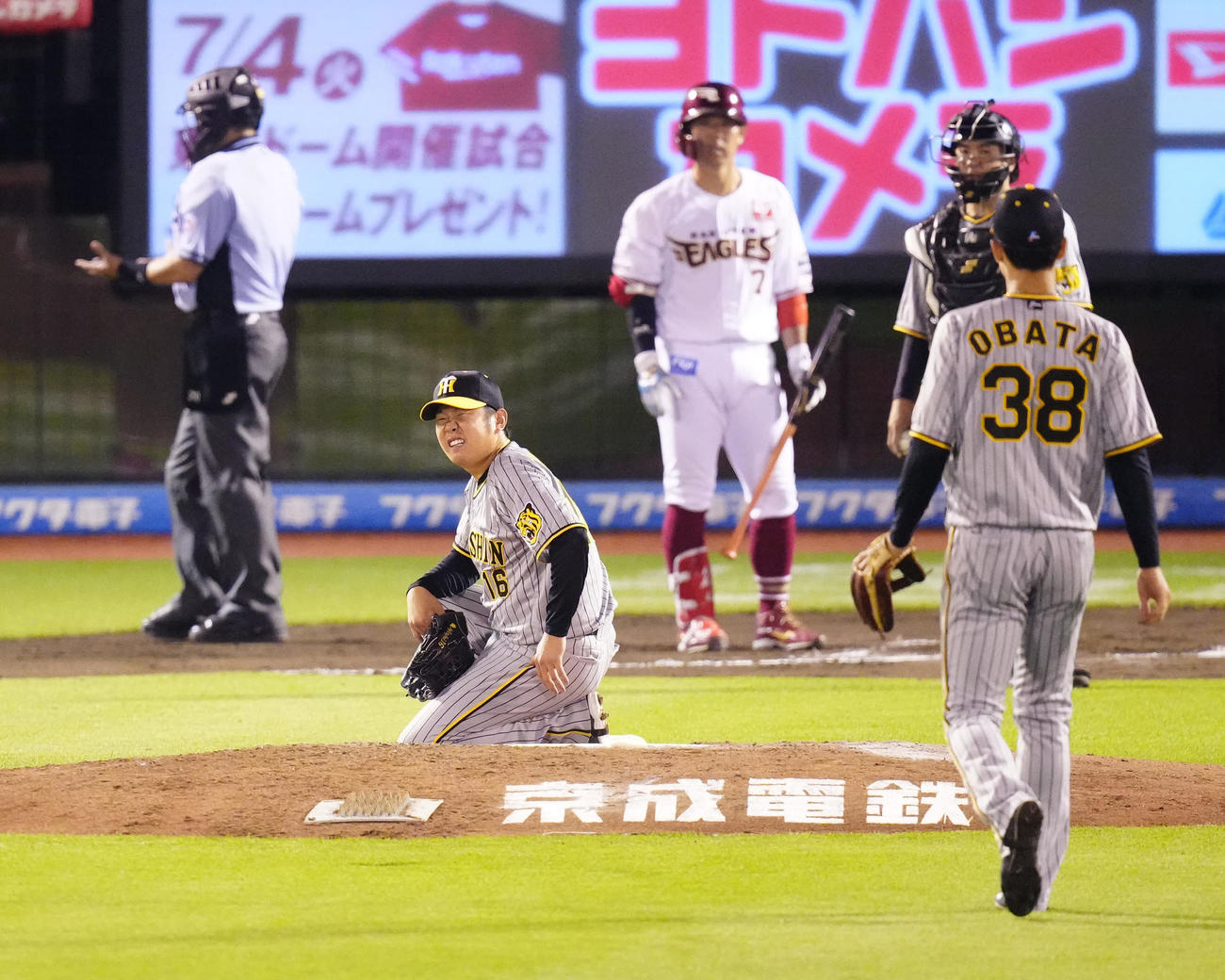 楽天対阪神　6回裏楽天2死一塁、打者鈴木大（後方中央）への投球後、マウンドに座り込み、厳しい表情を見せる西勇（撮影・江口和貴）