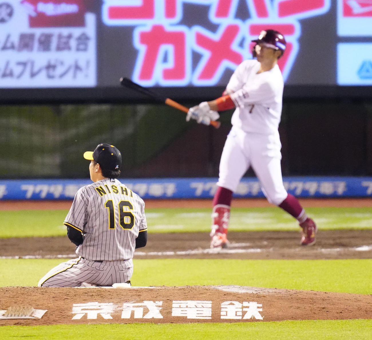 楽天対阪神　6回裏楽天2死一塁、打者鈴木大（後方）への投球後、マウンドに座り込む西勇（撮影・江口和貴）