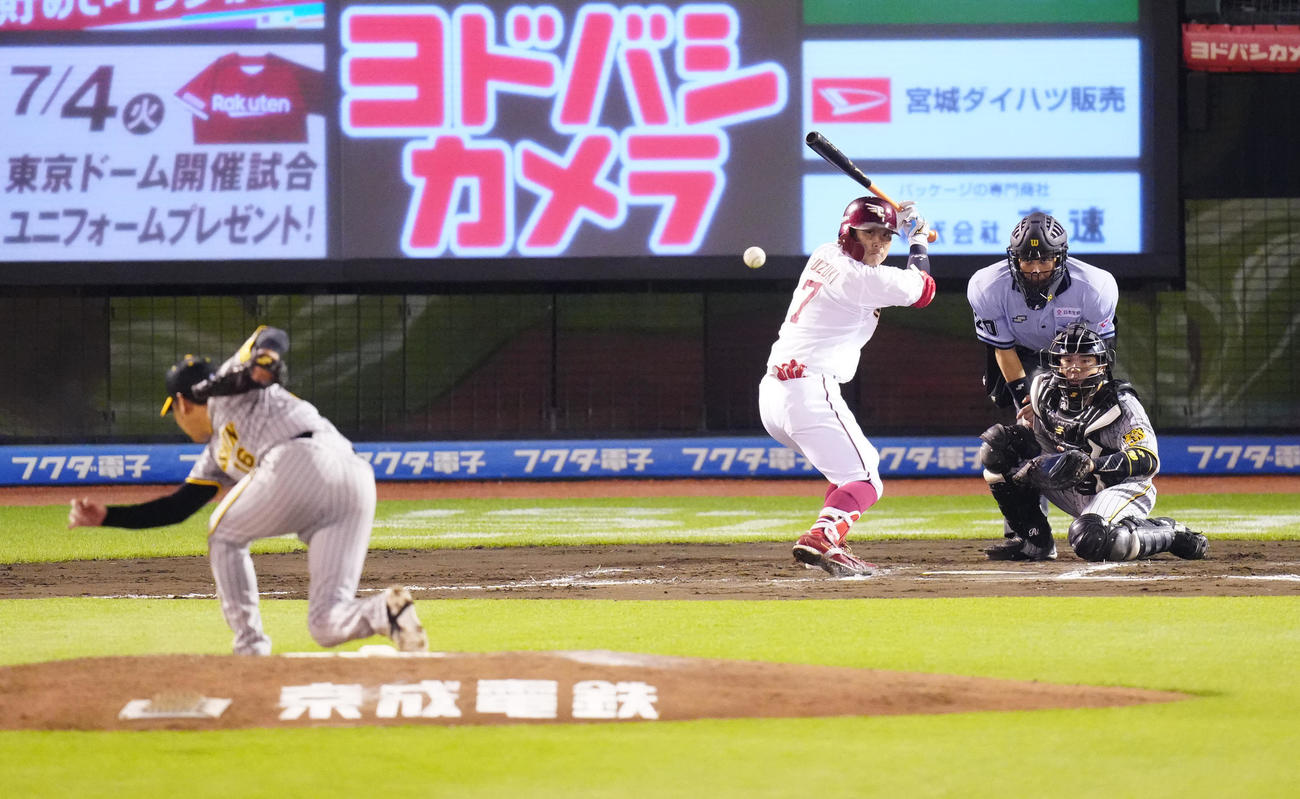 楽天対阪神　6回裏楽天2死一塁、打者鈴木大への投球でバランスを崩す西勇（手前）（撮影・江口和貴）