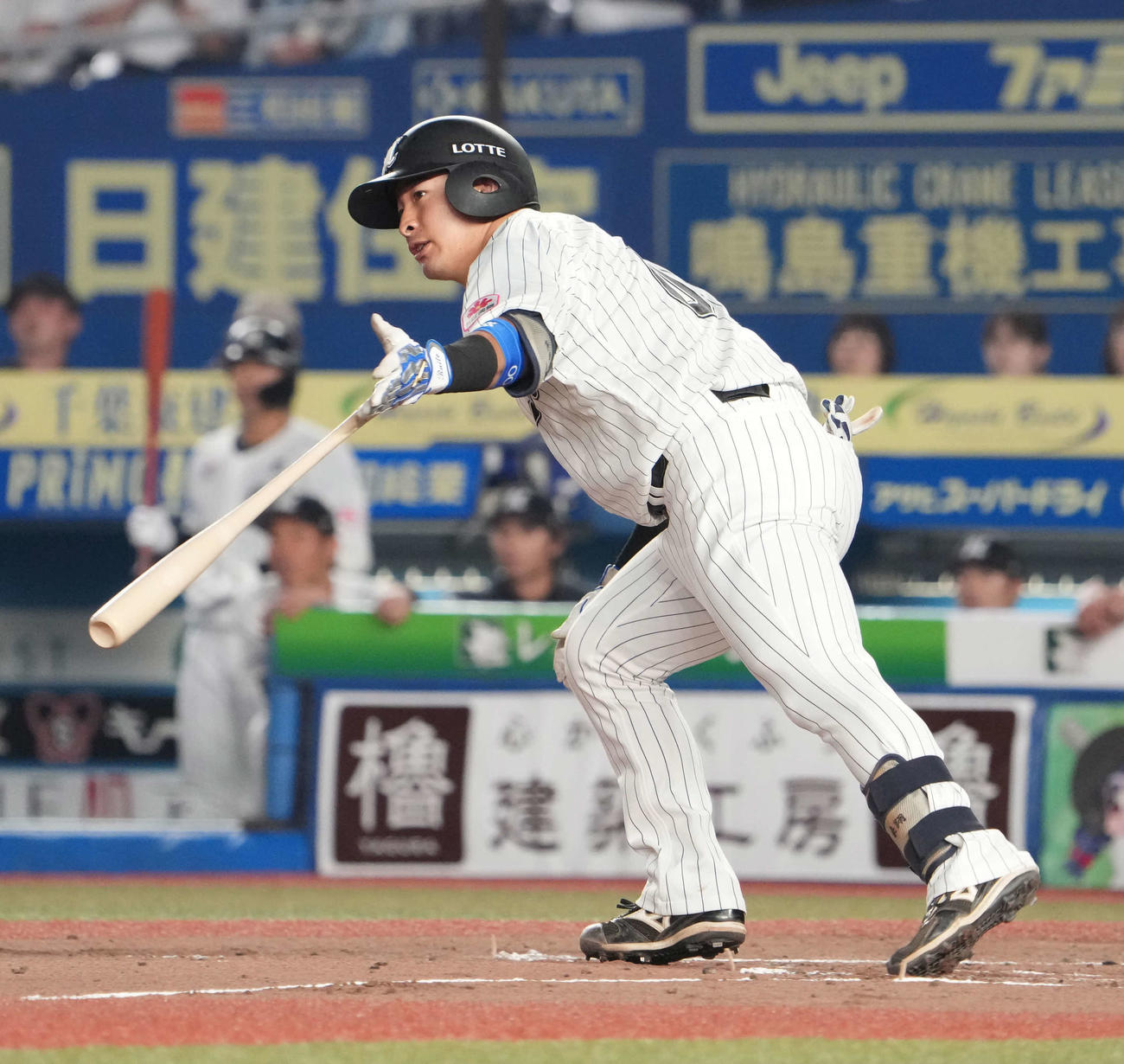 ロッテ対ヤクルト　5回裏ロッテ1死二、三塁、池田は左2点適時二塁打を放つ（撮影・小沢裕）