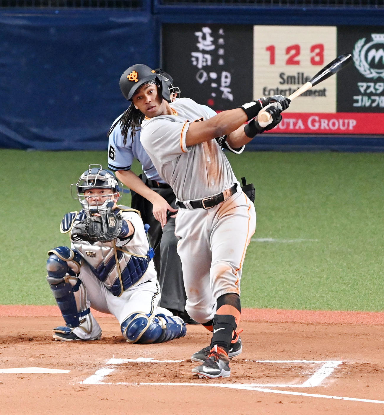オリックス対巨人　6回表巨人1死、ウォーカーはバックスクリーンに本塁打を放つ（撮影・前岡正明）
