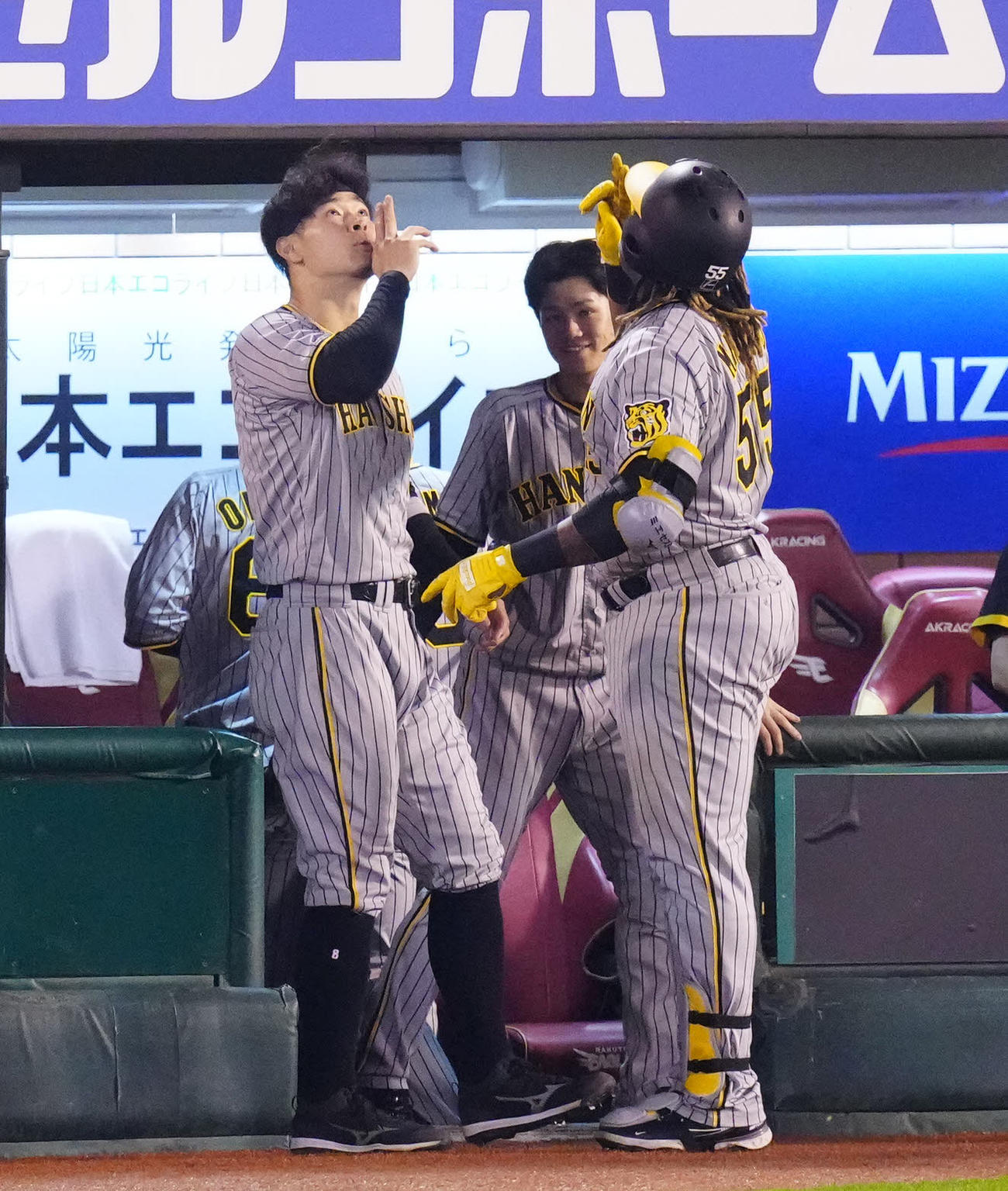 楽天対阪神　7回表阪神2死、ソロ本塁打を放ったミエセス（右）とポーズを決める佐藤輝（撮影・江口和貴）