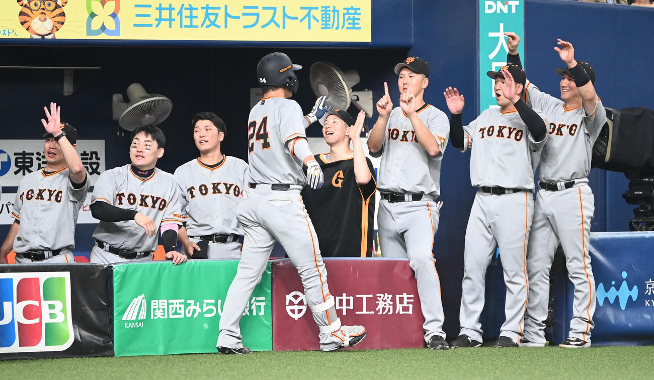オリックス対巨人　8回表巨人無死一、三塁、右越え3点本塁打を放った大城卓を迎えるナイン（撮影・和賀正仁）