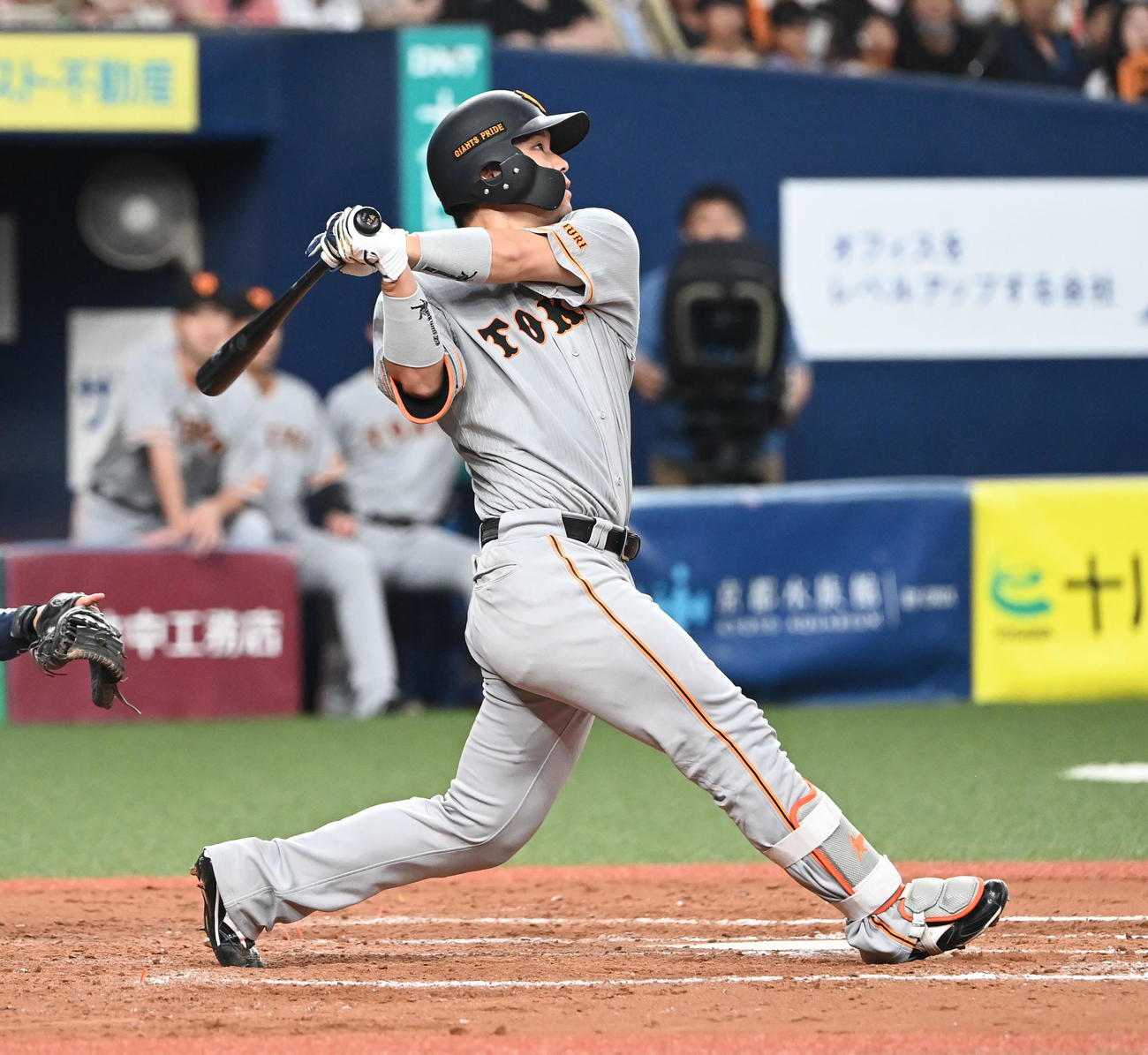 オリックス対巨人　8回表巨人無死一、三塁、右越え3点本塁打を放つ大城卓（撮影・和賀正仁）
