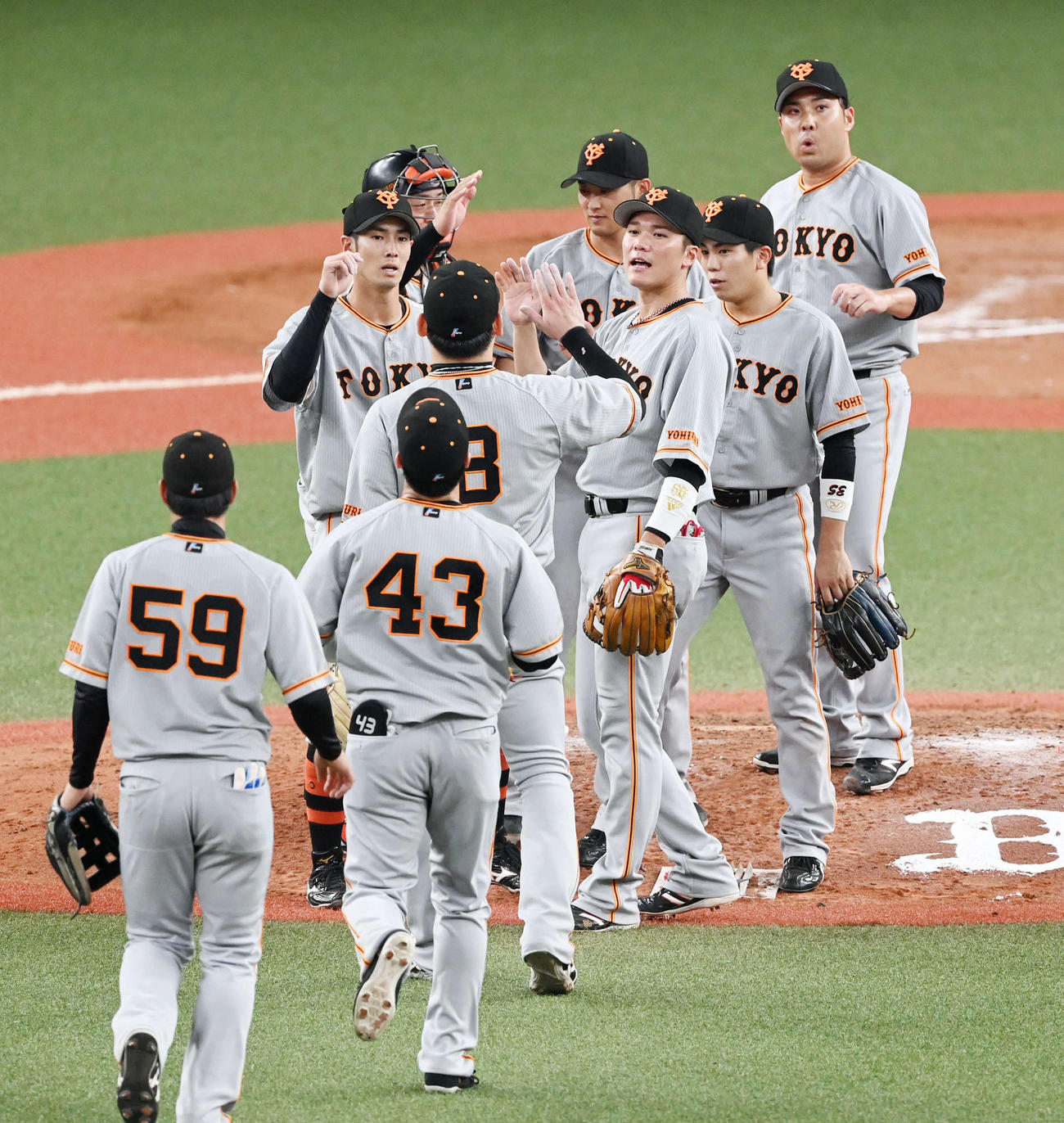 オリックス対巨人　オリックスに勝利、喜ぶ巨人ナイン（撮影・前岡正明）