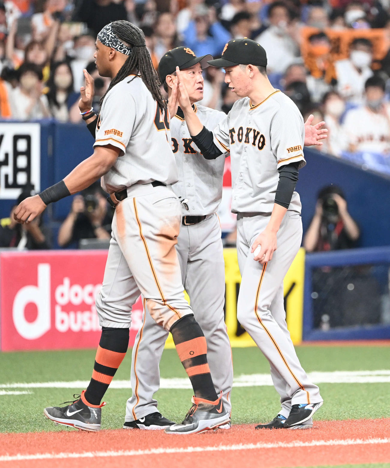 オリックス対巨人　オリックスに勝利しタッチを交わす左からウォーカー、原監督、戸郷（撮影・和賀正仁）