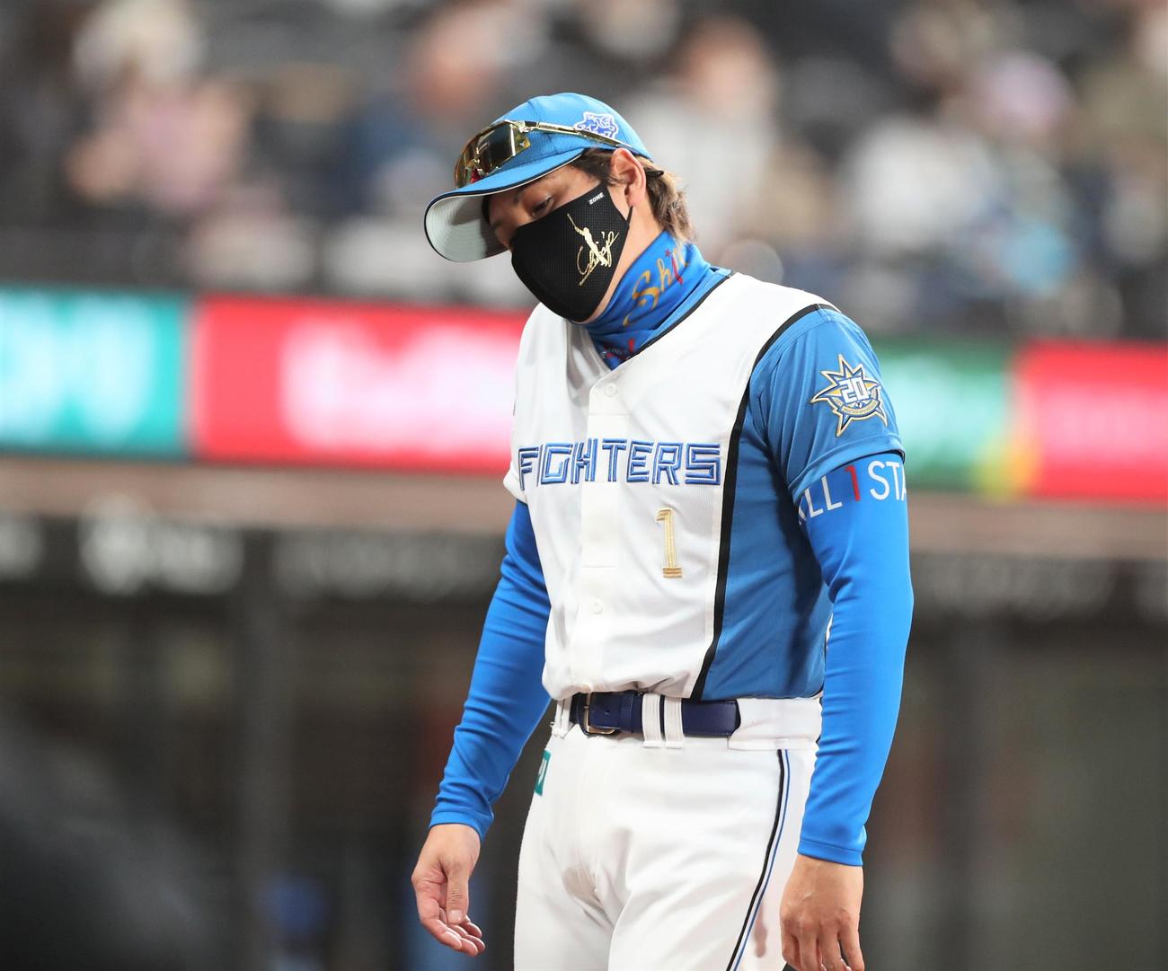 日本ハム対広島　選手交代を告げ首をひねってベンチに戻る新庄監督（撮影・黒川智章）
