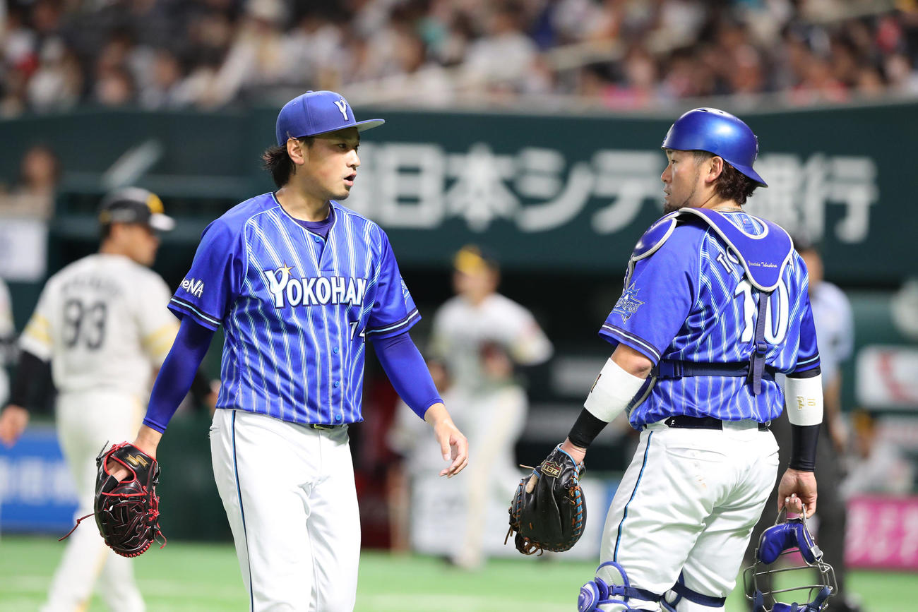 ソフトバンク対DeNA 1回を投げ終わった先発・石田は戸柱捕手と話をする（撮影・梅根麻紀）