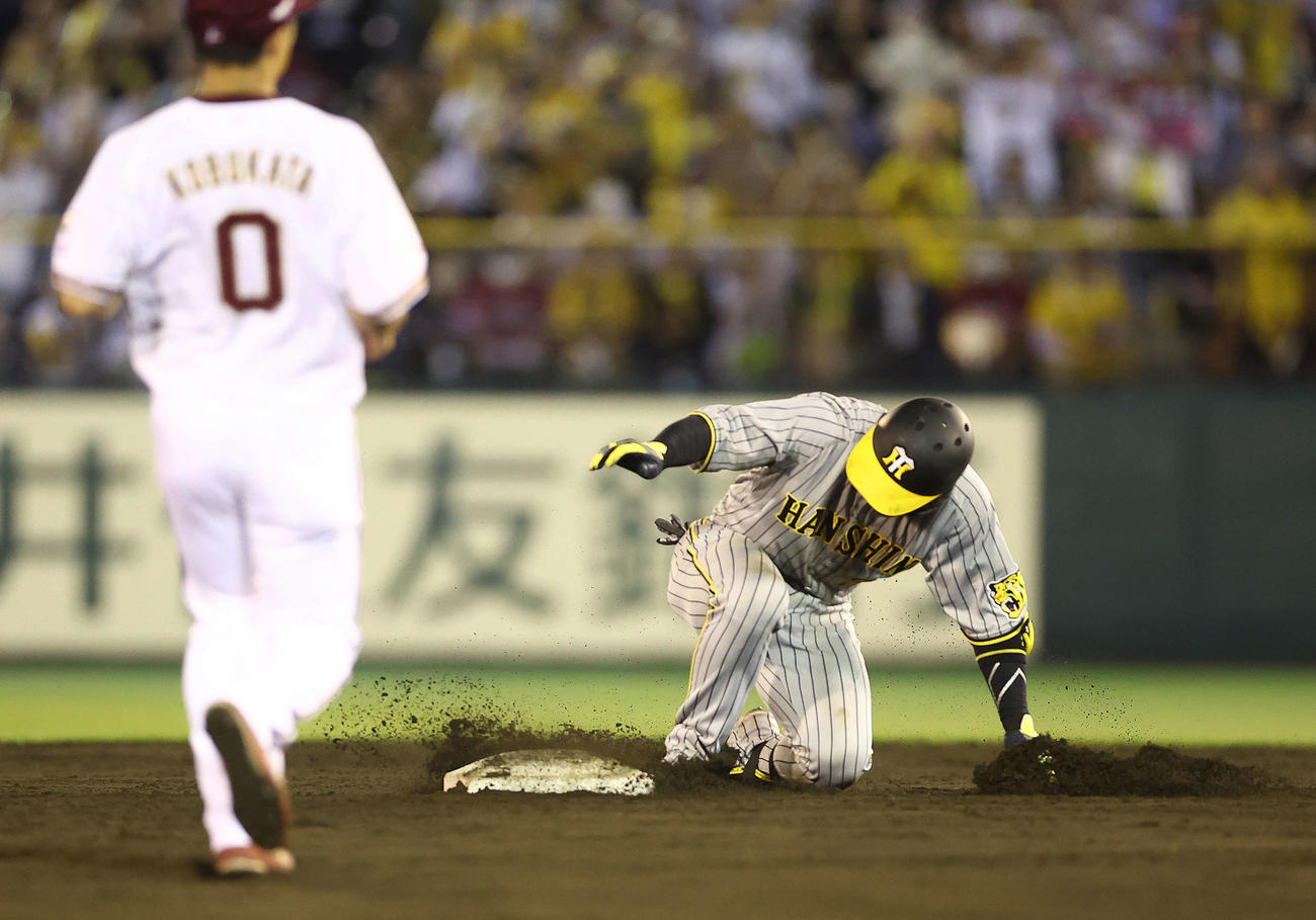 楽天対阪神　9回阪神1死一塁、左前打で出塁後、二塁に進塁する梅野（撮影・河田真司）