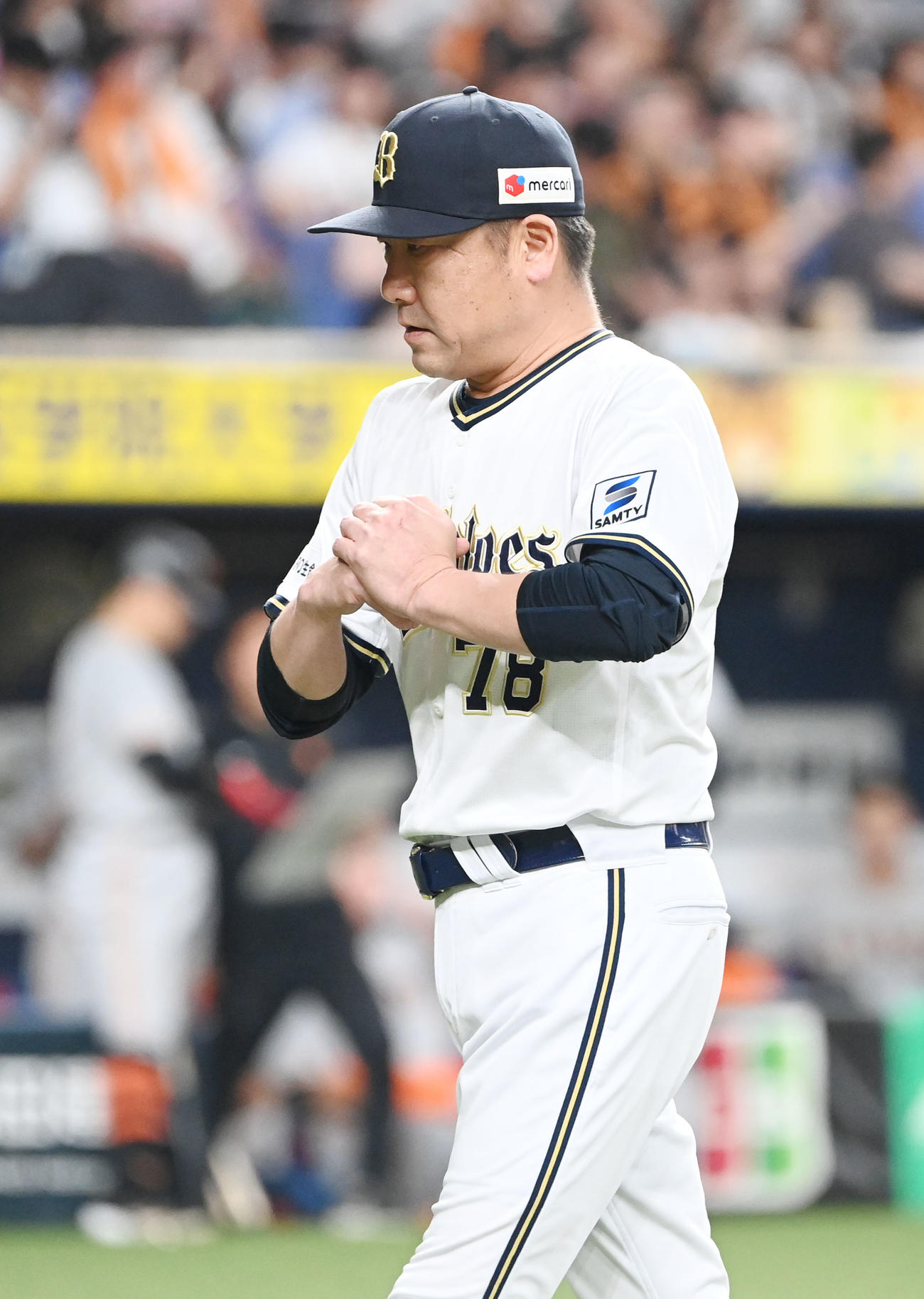 オリックス対巨人　5回表巨人2死一、二塁、岡本和を迎え中嶋監督が直接マウンドに向かい曽谷は降板となる（撮影・和賀正仁）