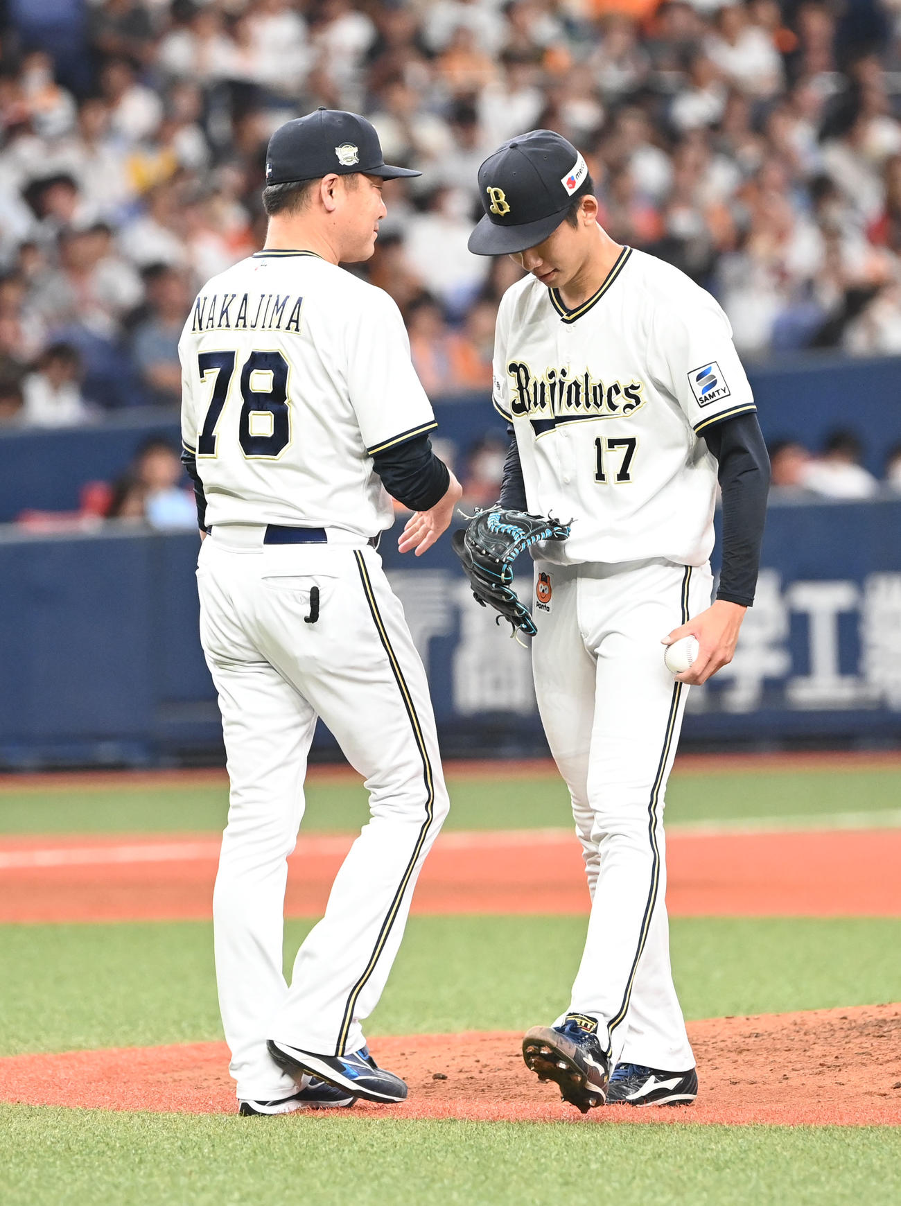 オリックス対巨人　5回表巨人2死一、二塁、岡本和を迎え中嶋監督が直接マウンドに向かい曽谷は降板となる（撮影・和賀正仁）