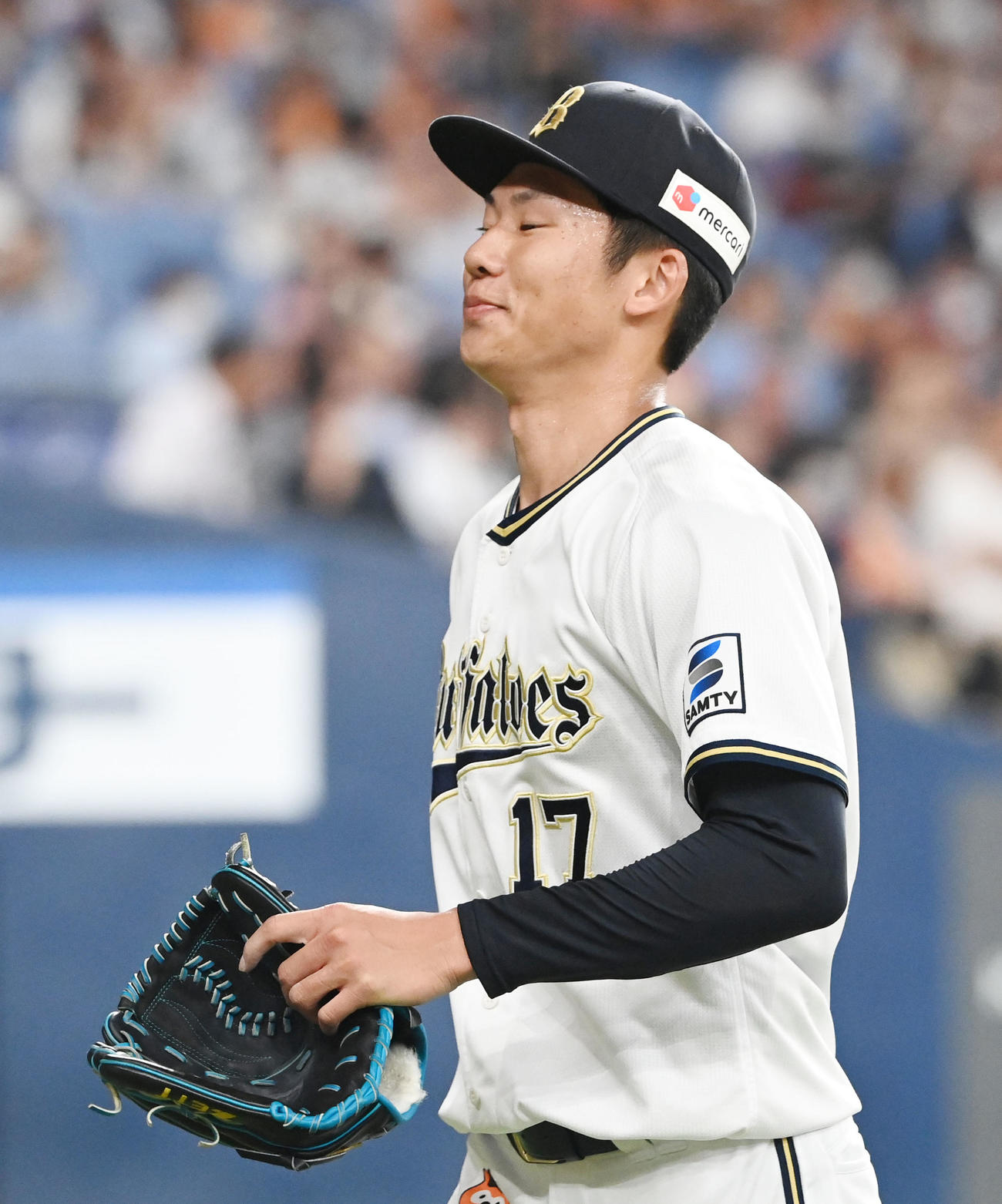 オリックス対巨人　5回表巨人2死一、二塁、岡本和を迎え中嶋監督が直接マウンドに向かい曽谷は降板となる（撮影・和賀正仁）