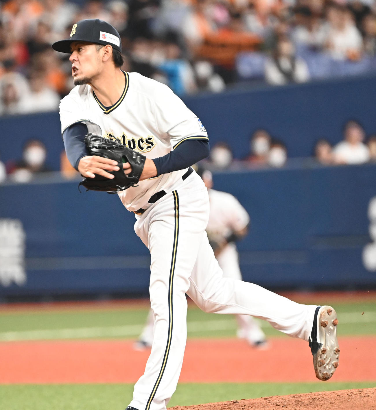 オリックス対巨人　5回表途中から登板するオリックス比嘉（撮影・和賀正仁）