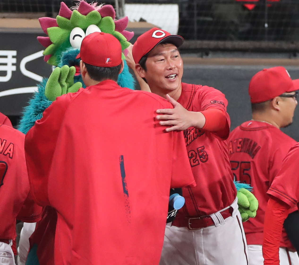 日本ハム対広島　試合後、九里を出迎える新井監督（撮影・黒川智章）