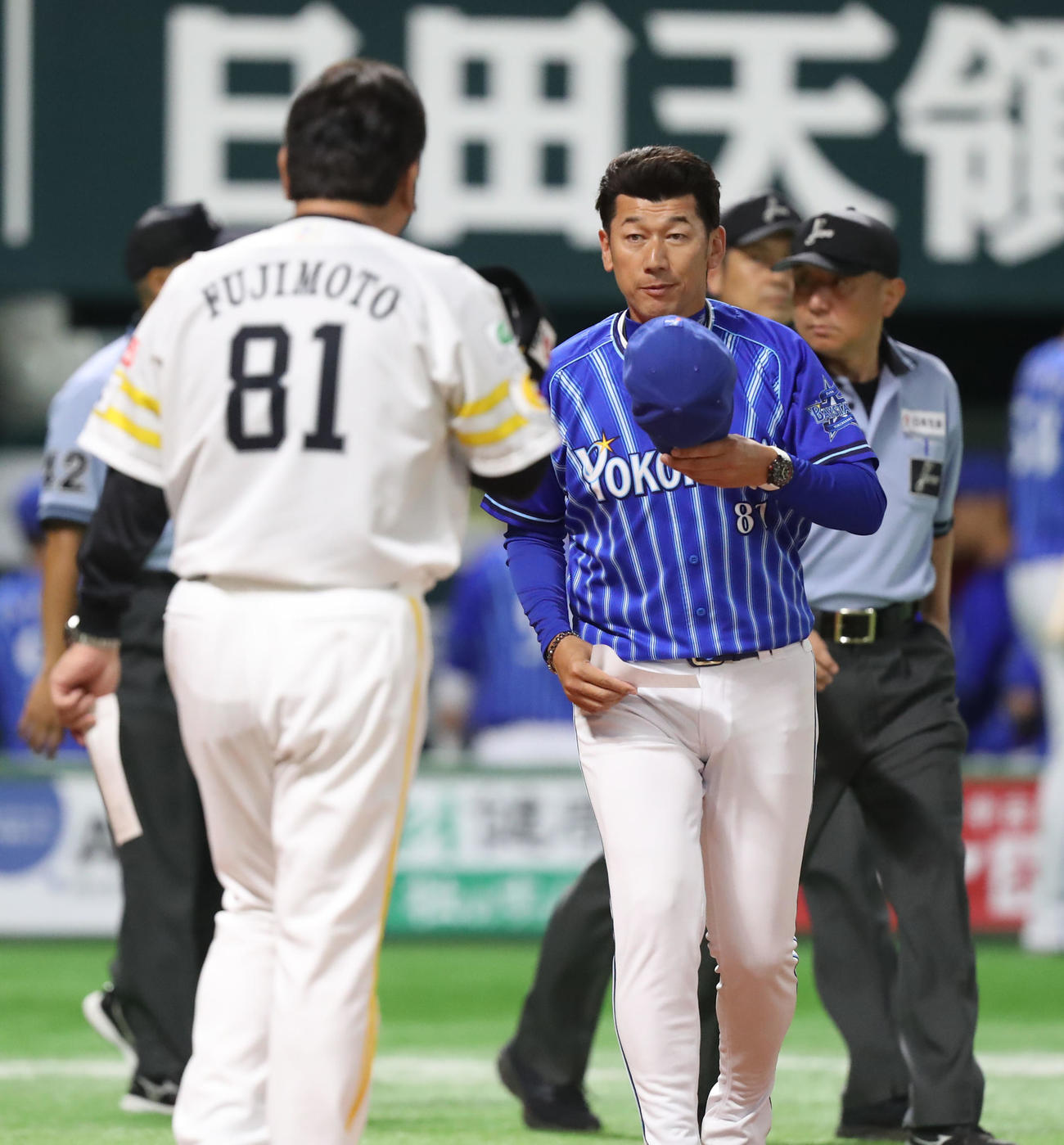DeNAの三浦監督は藤本監督とメンバー表を交換する（撮影・冨田成美）